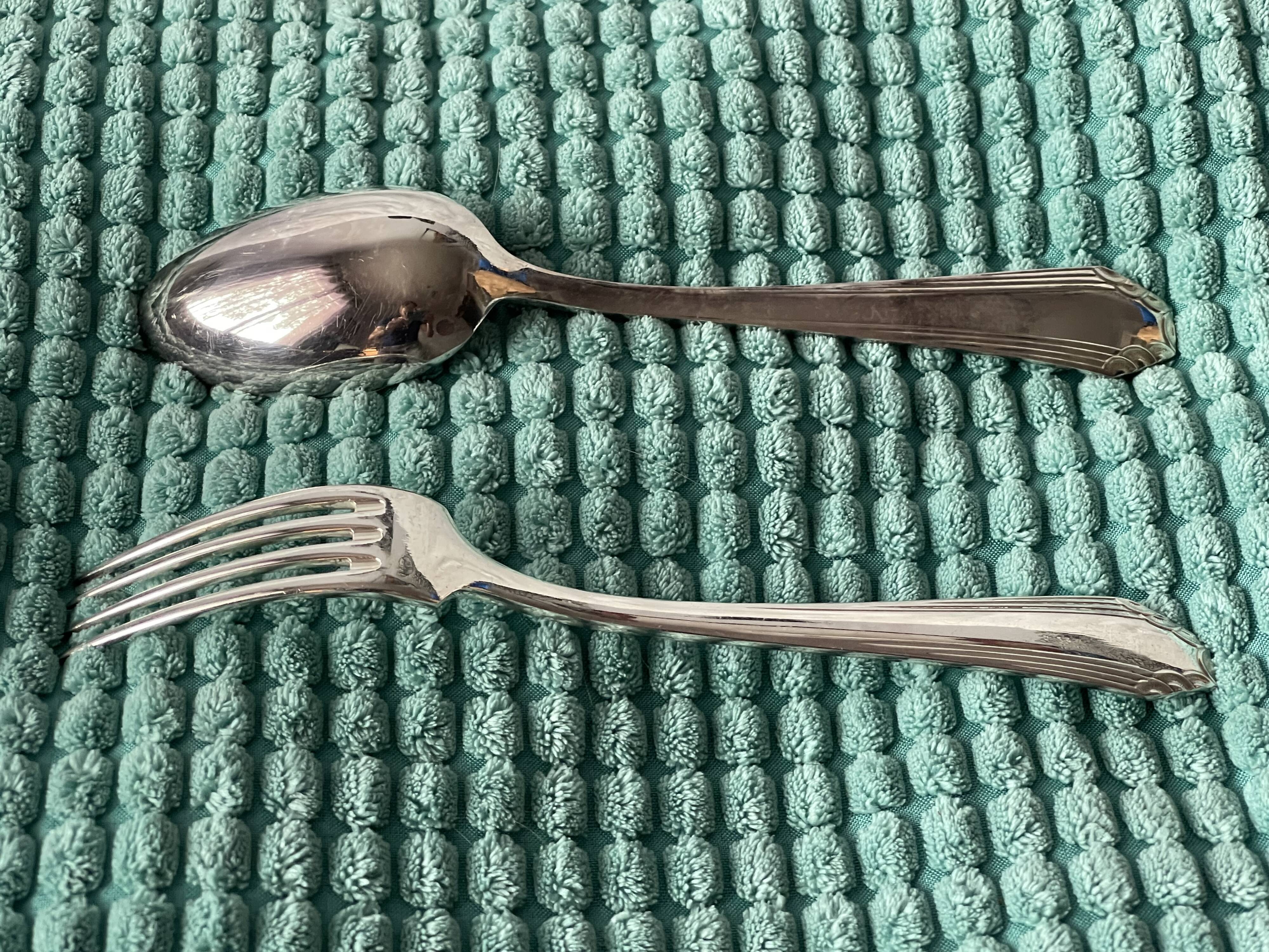 Ménagère de 24 couverts en métal argenté