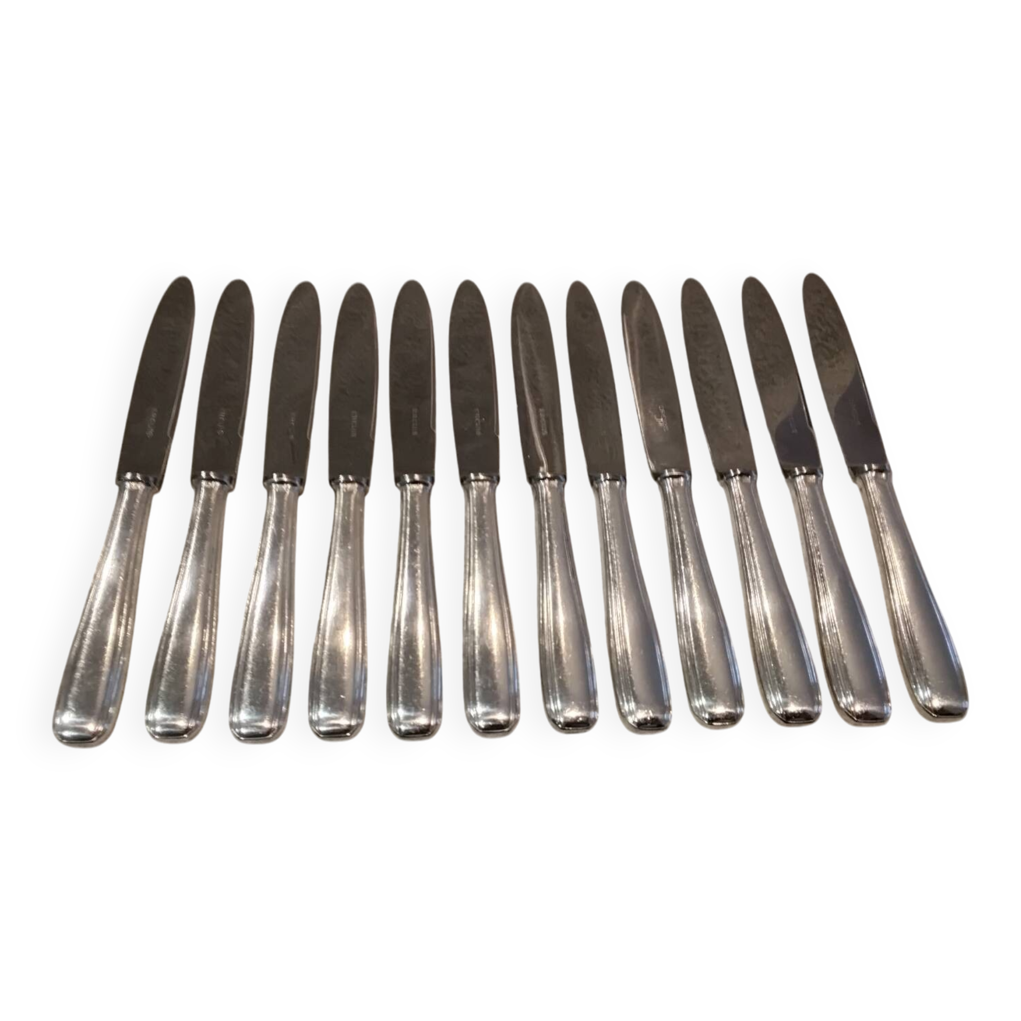 12 silver-plated dessert knives by the silversmith Ercuis, Senlis, 20.3 cm.
