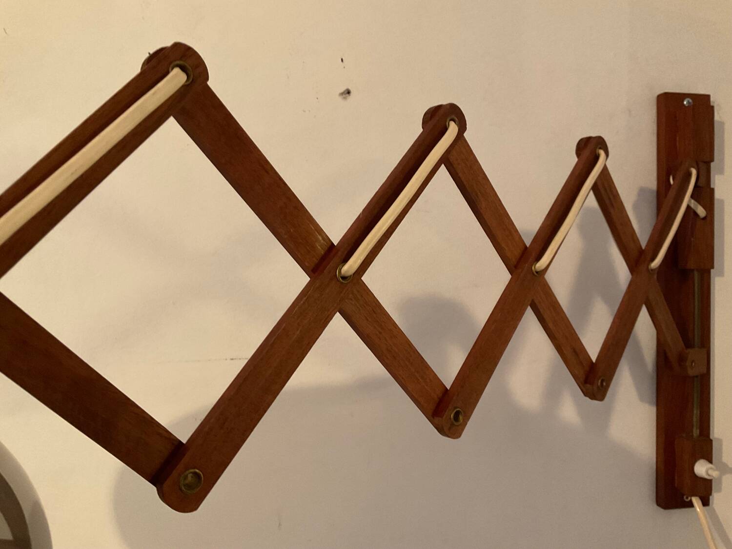 Scandinavian “scissors” wall lamp in teak from the 50s and 60s