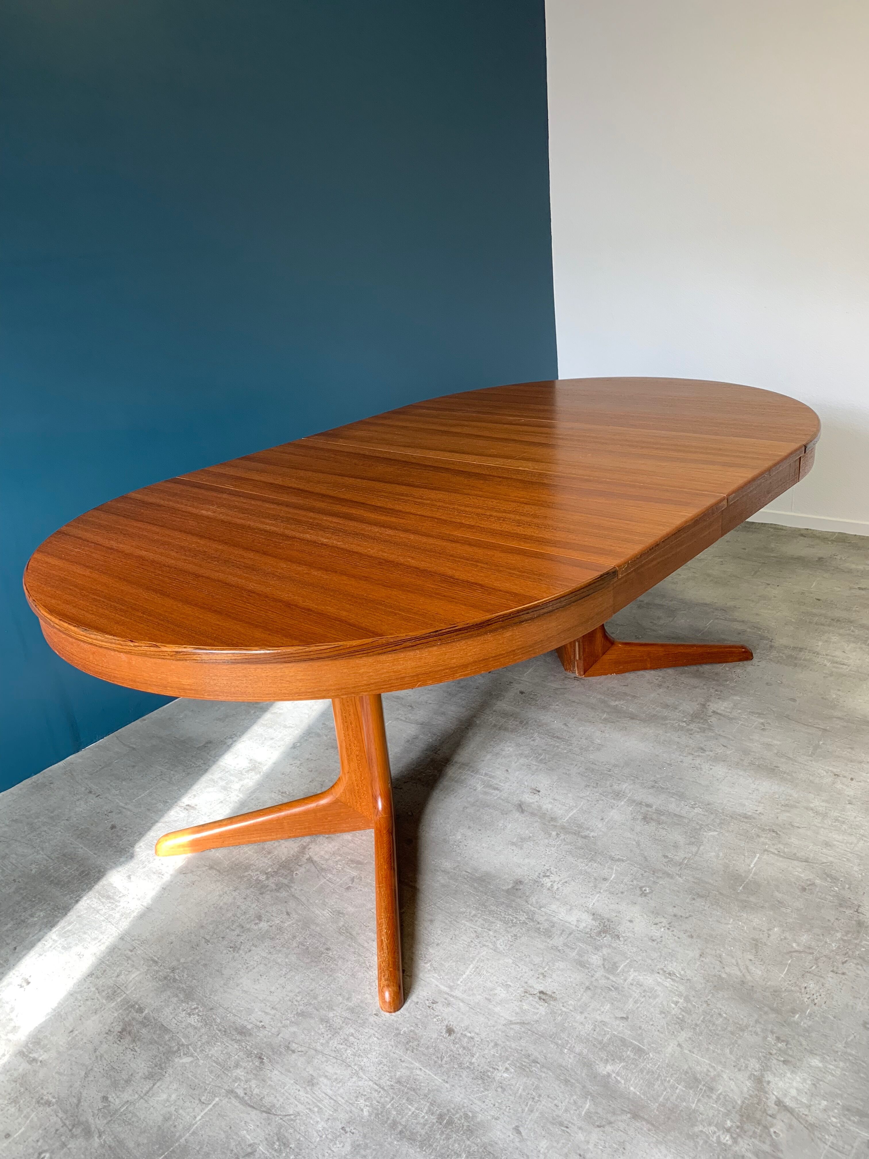 Baumann round extensible table with extensions