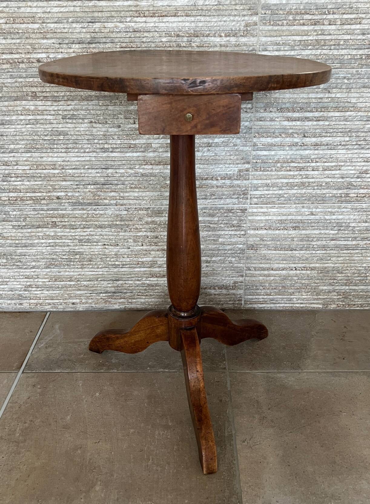 19th century tripod pedestal table in walnut Diam: 49cm