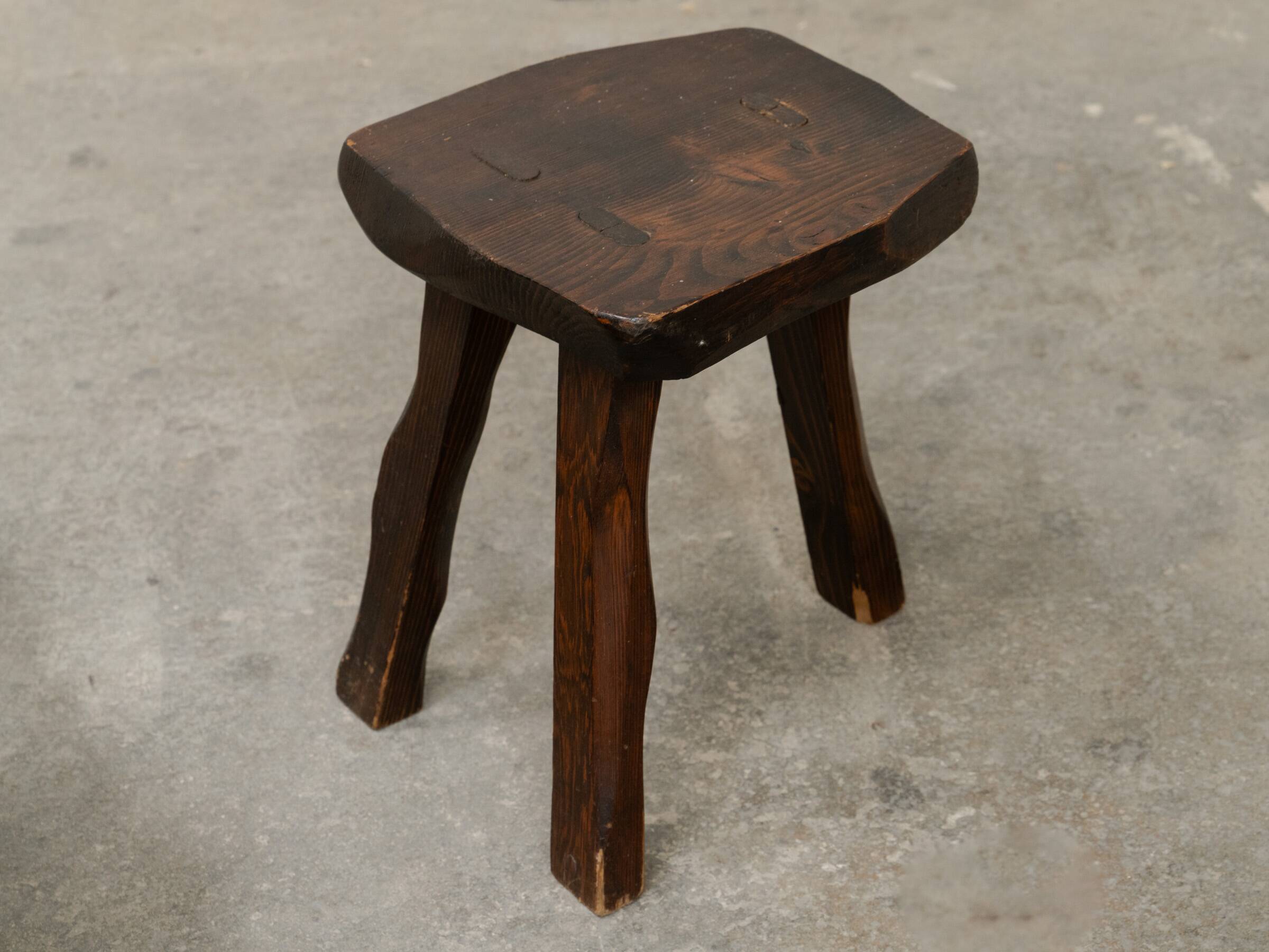 Ensemble table basse et tabourets brutaliste en pin noirci 1960