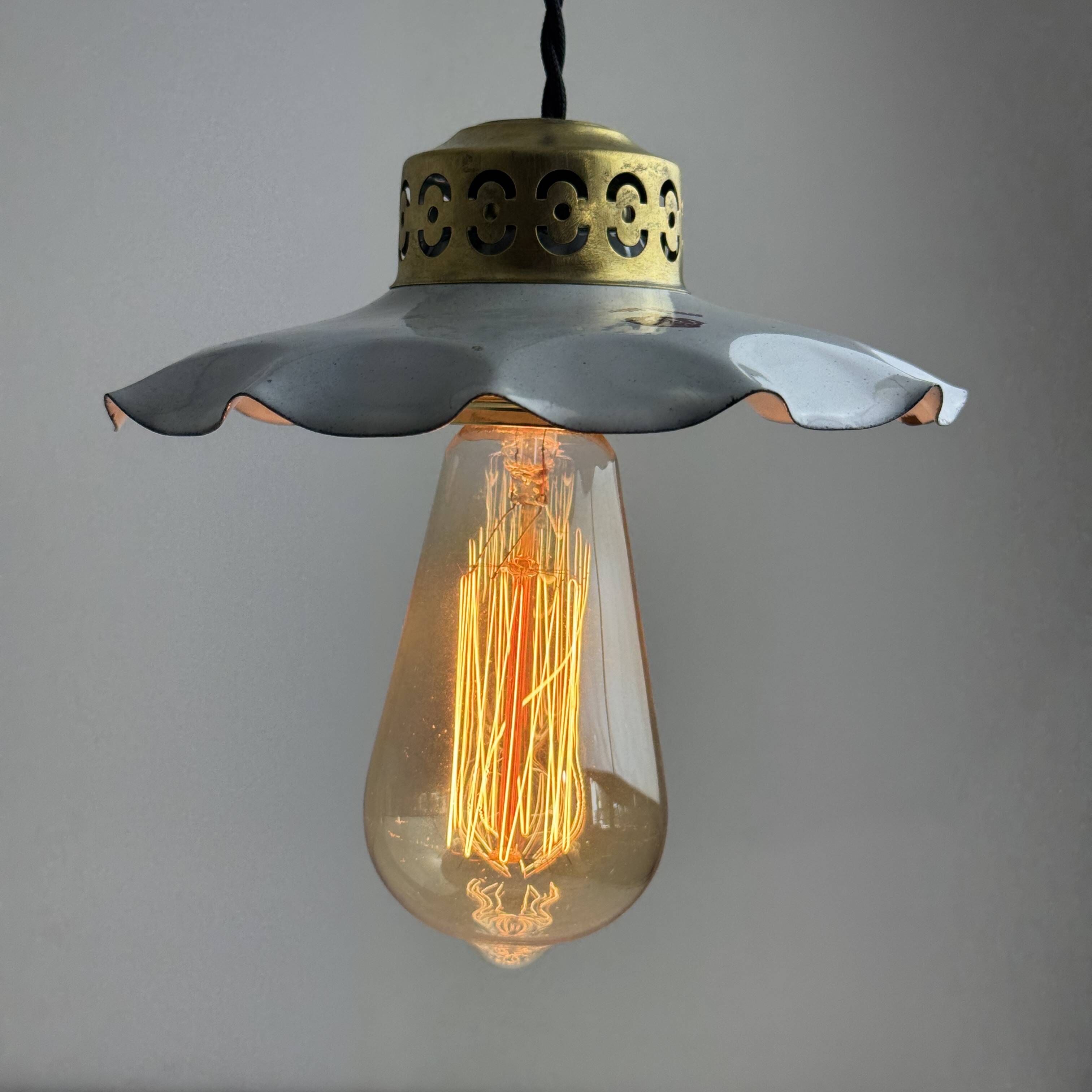 Paire d’anciennes petites suspensions emaillees