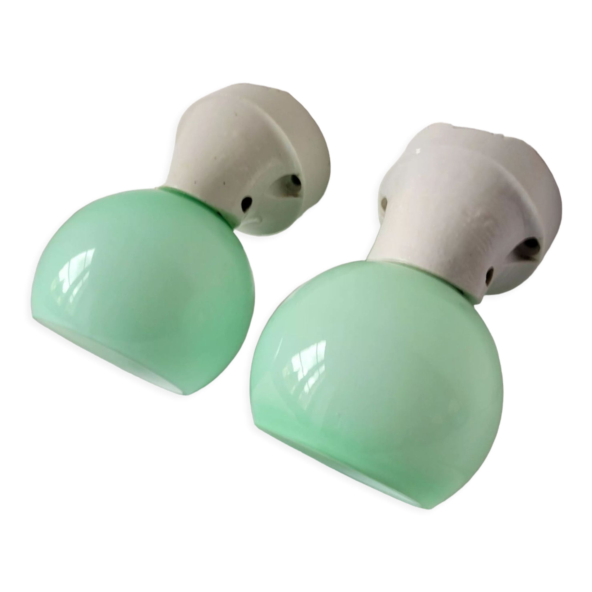 Duo of wall lamps in porcelain and green opaline