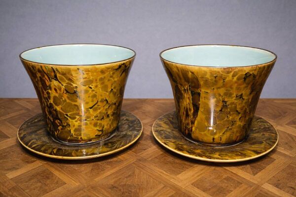 Paire de cache-pots et leur plat assorti – Décor marbré brun/ocre – XXe siècle