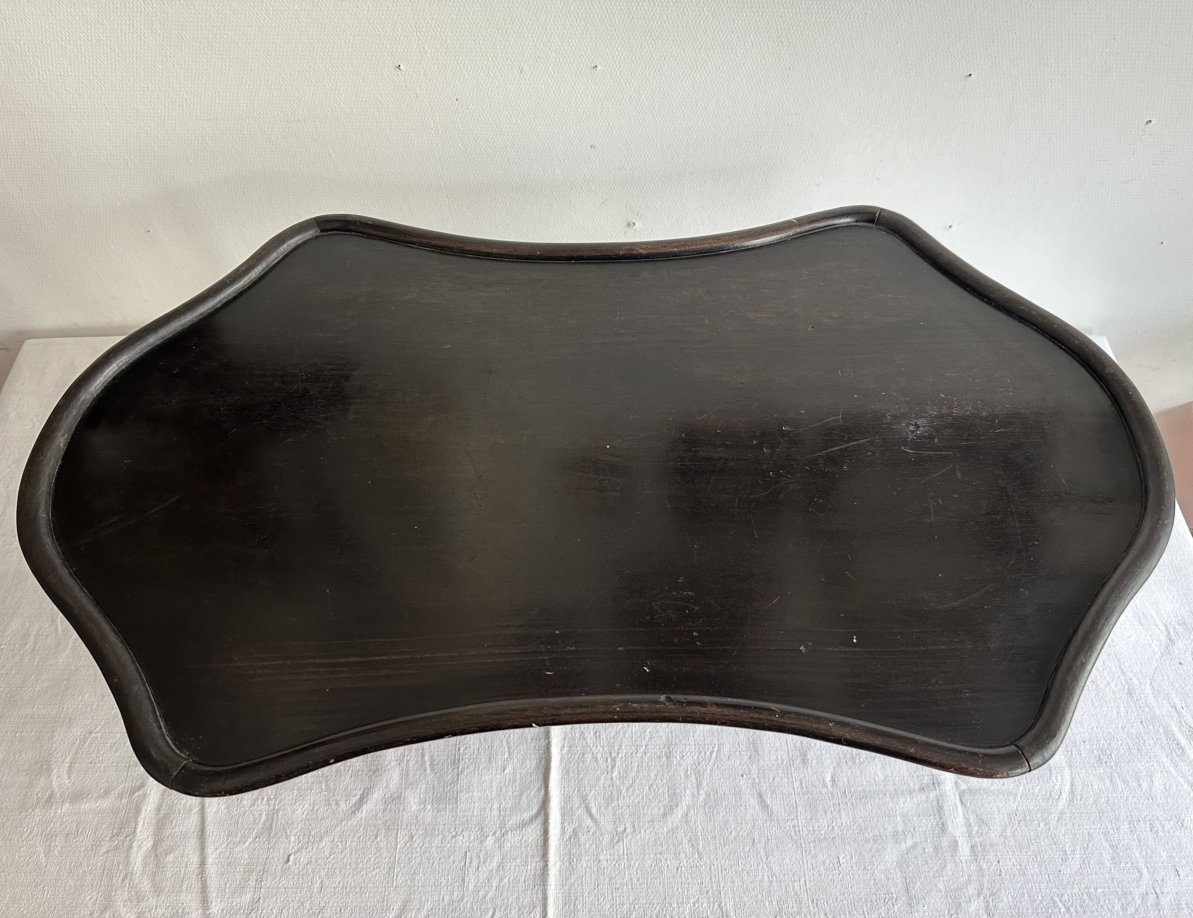 Presentation table of Napoleon III in black lacquered wood, 19th century.