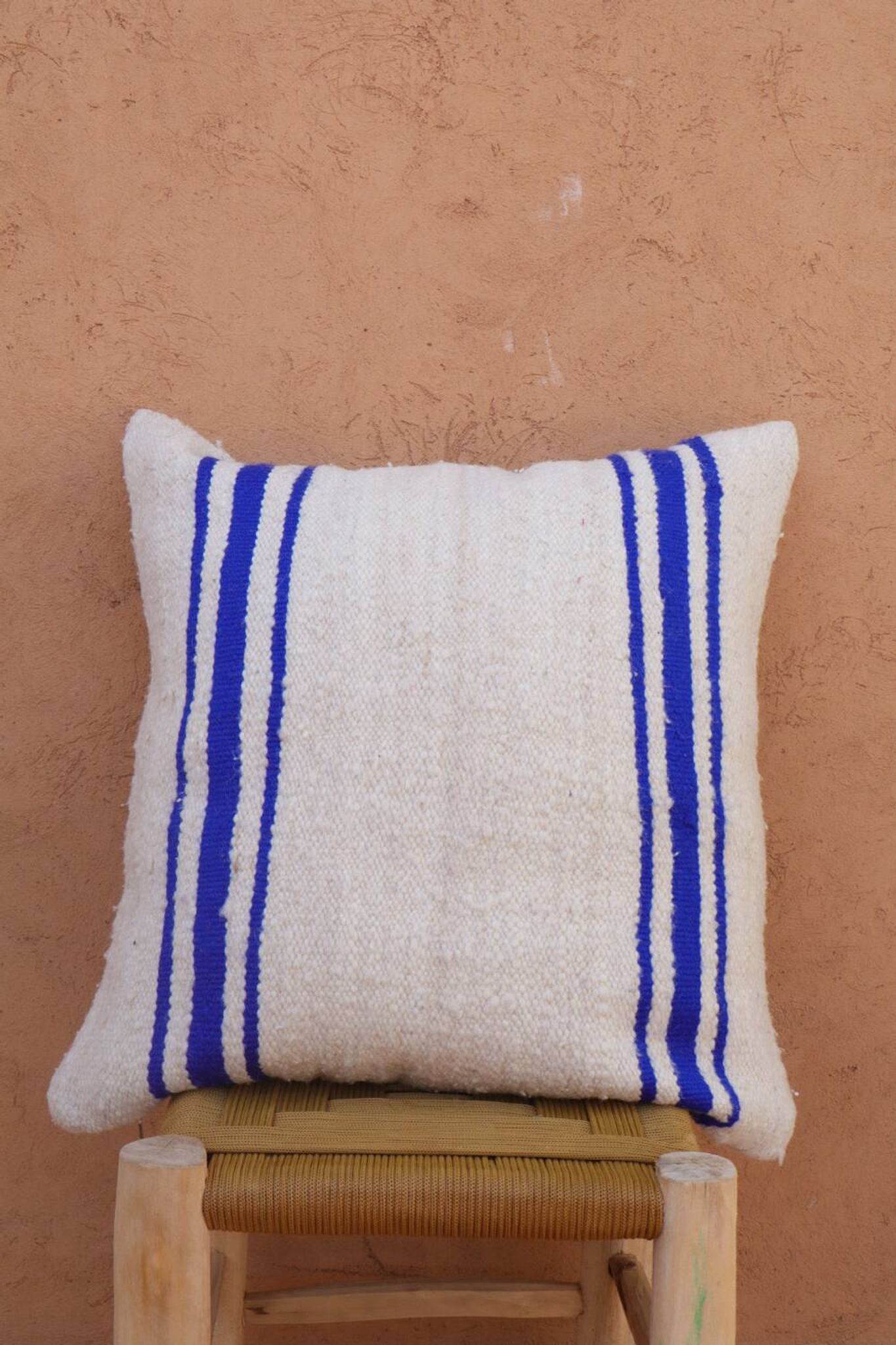 Coussin rayé bleu et blanc en laine