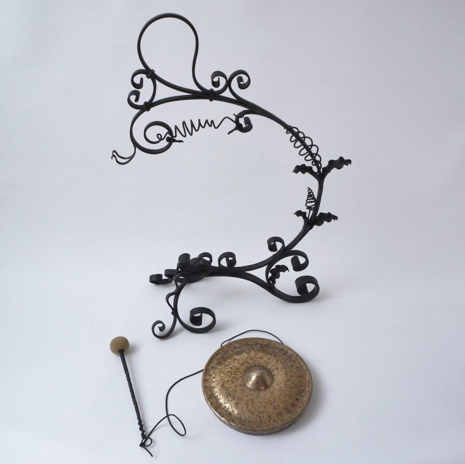 Gong antique géant Arts & Crafts, fer forgé et laiton, style Townshends, années 1890 environ, anglais