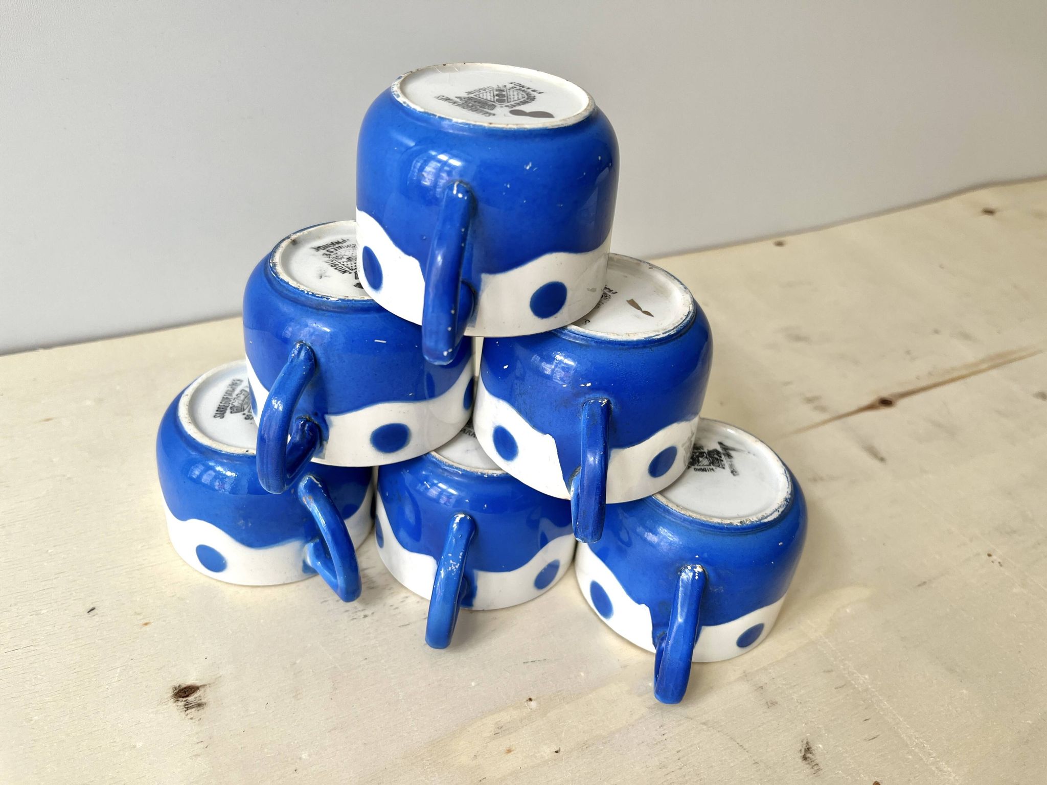 Set of 6 Sarreguemines Digoin earthenware coffee cups with art deco polka dots, 1930s