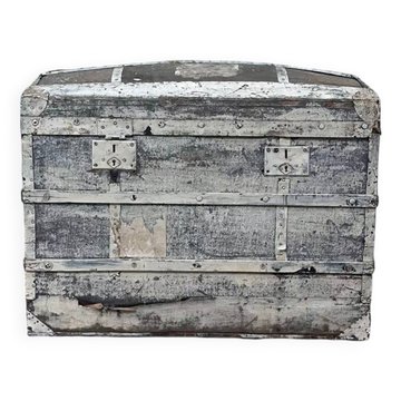 White patinated trunk