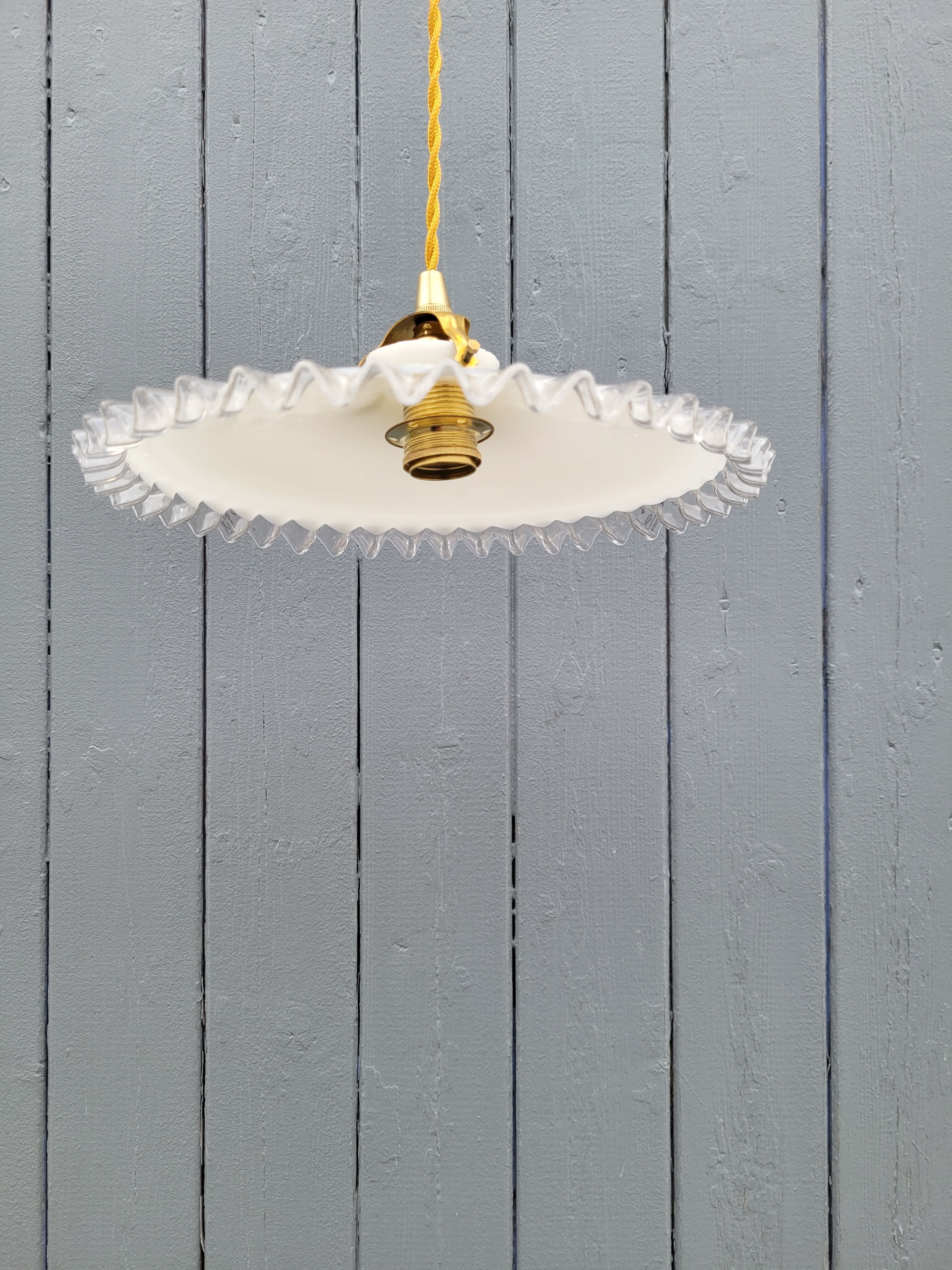 Serrated opaline suspension