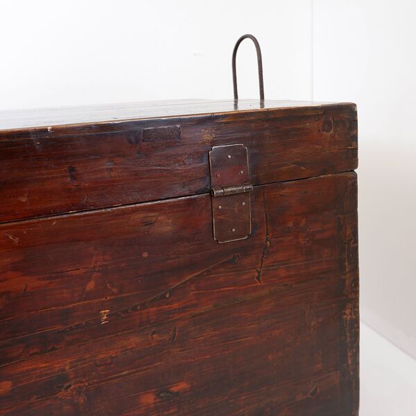 Coffre japonais ancien en bois et en fer