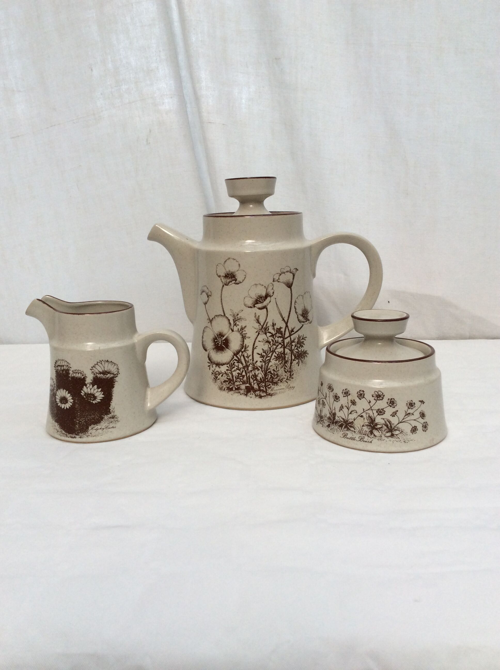 Lots of teapot, sugar bowl and milk jug from the 1970s, Japanese manufacture, dimensions: H-22xL22 cm