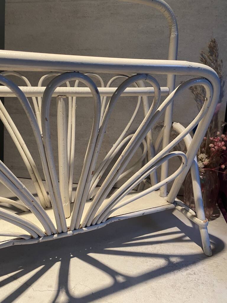 Porte-revues vintage en rotin blanc crème – Style Bohème / Éventail (Années