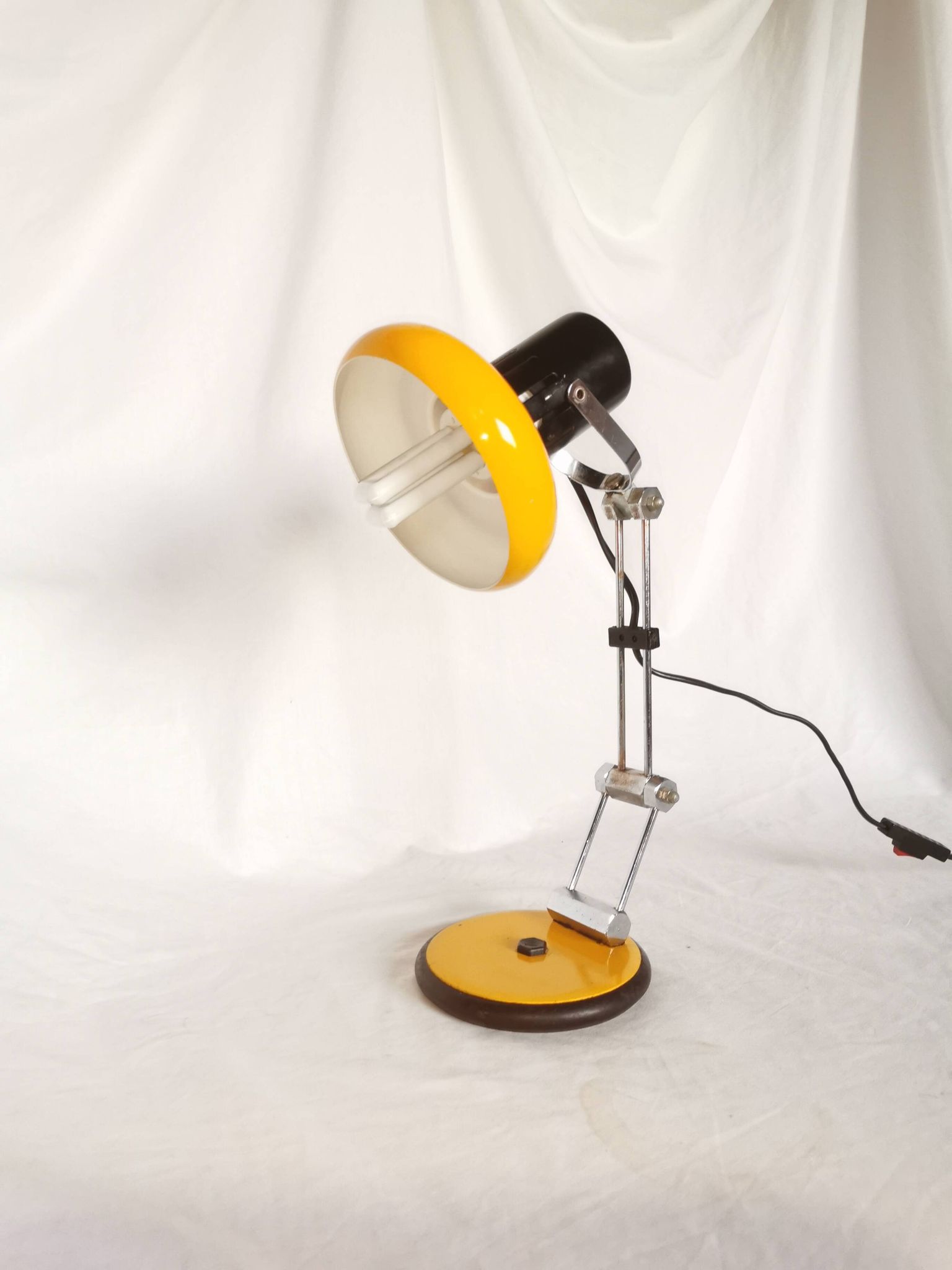 Articulated lamp in lacquered steel, Aluminor, France, 1980.