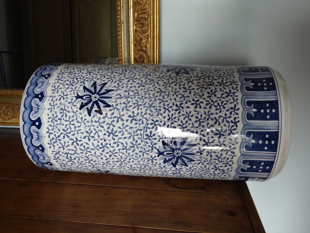 Porcelain umbrella holder in blue China