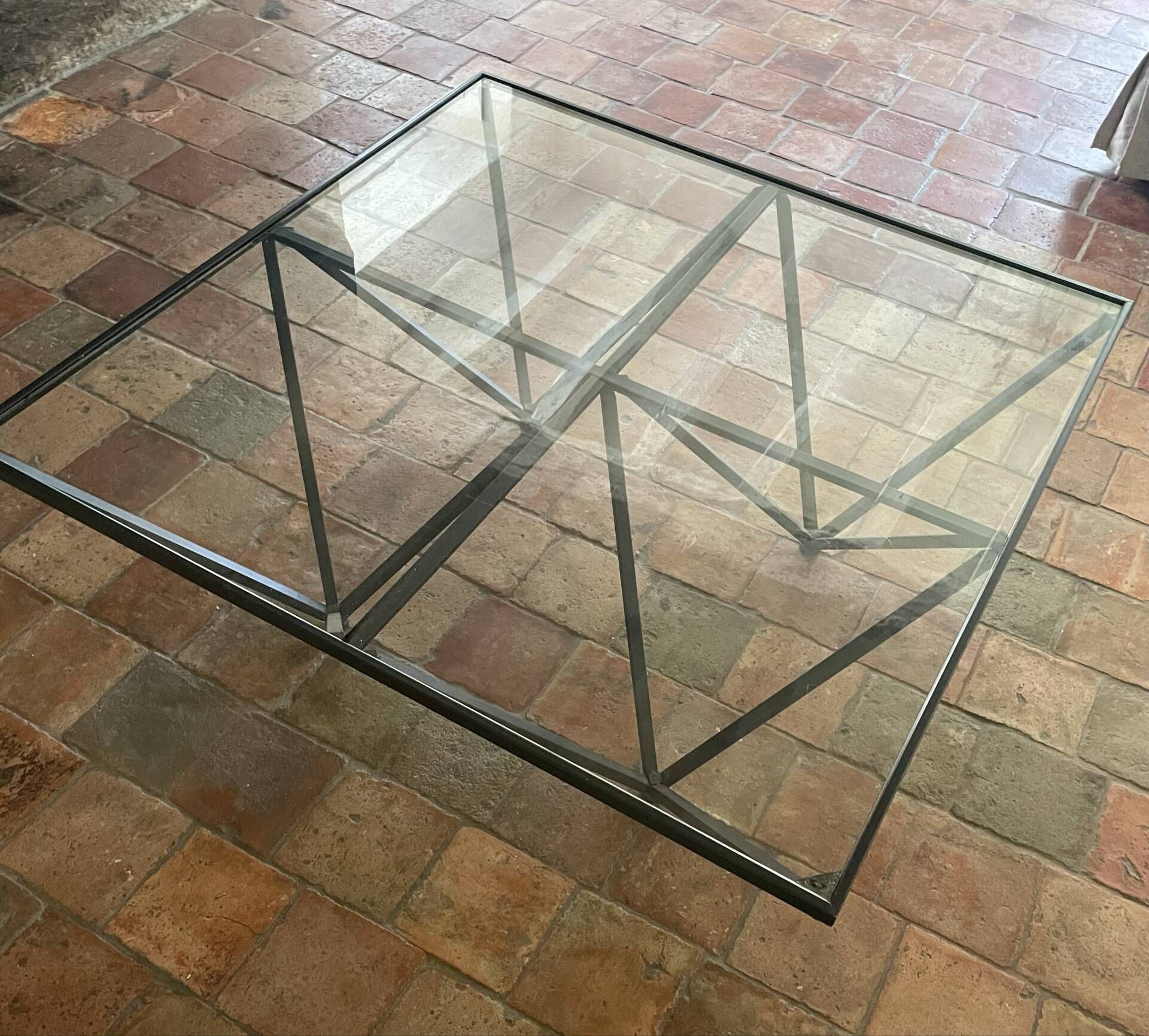 Design coffee table in glass and black metal – Geometric base