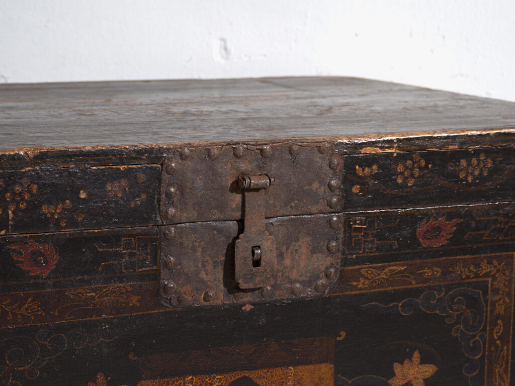 Coffre ancien peint en bois de pin – Chine, vers 1900