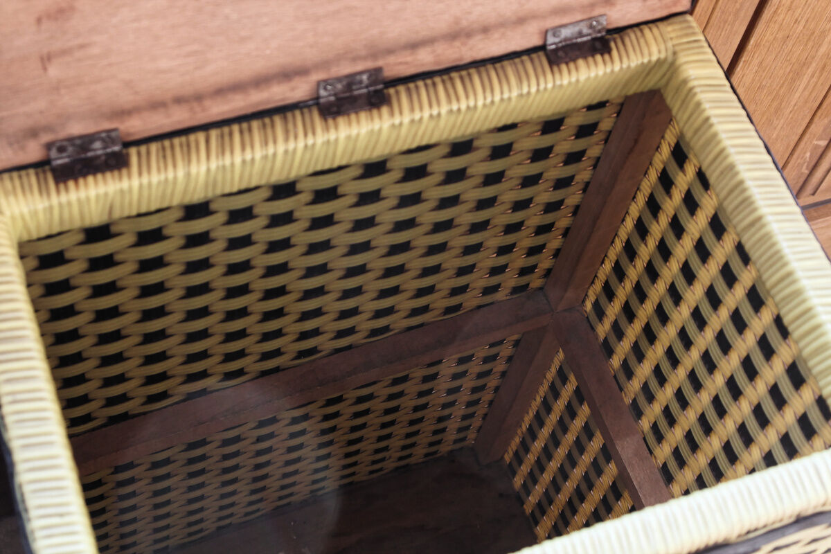 Vintage clothes basket in braided scoubidou