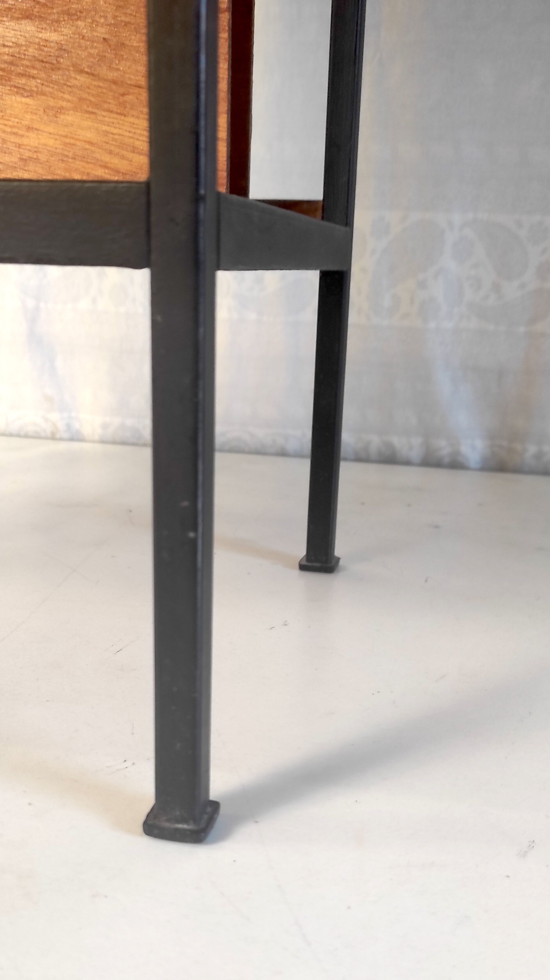 Table d’appoint moderniste métal et bois années 50-60