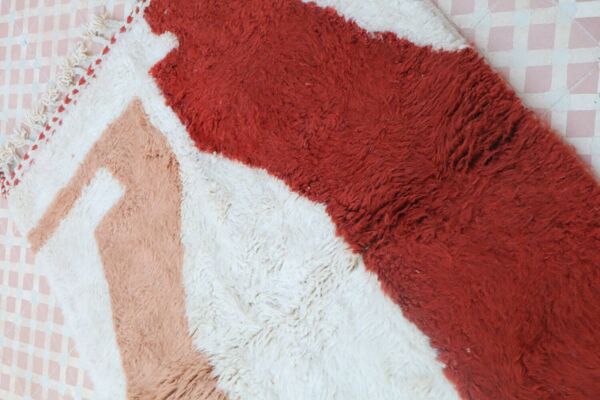 Tapis berbère marocain moderne blanc terracotta pêche