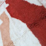 Tapis berbère marocain moderne blanc terracotta pêche