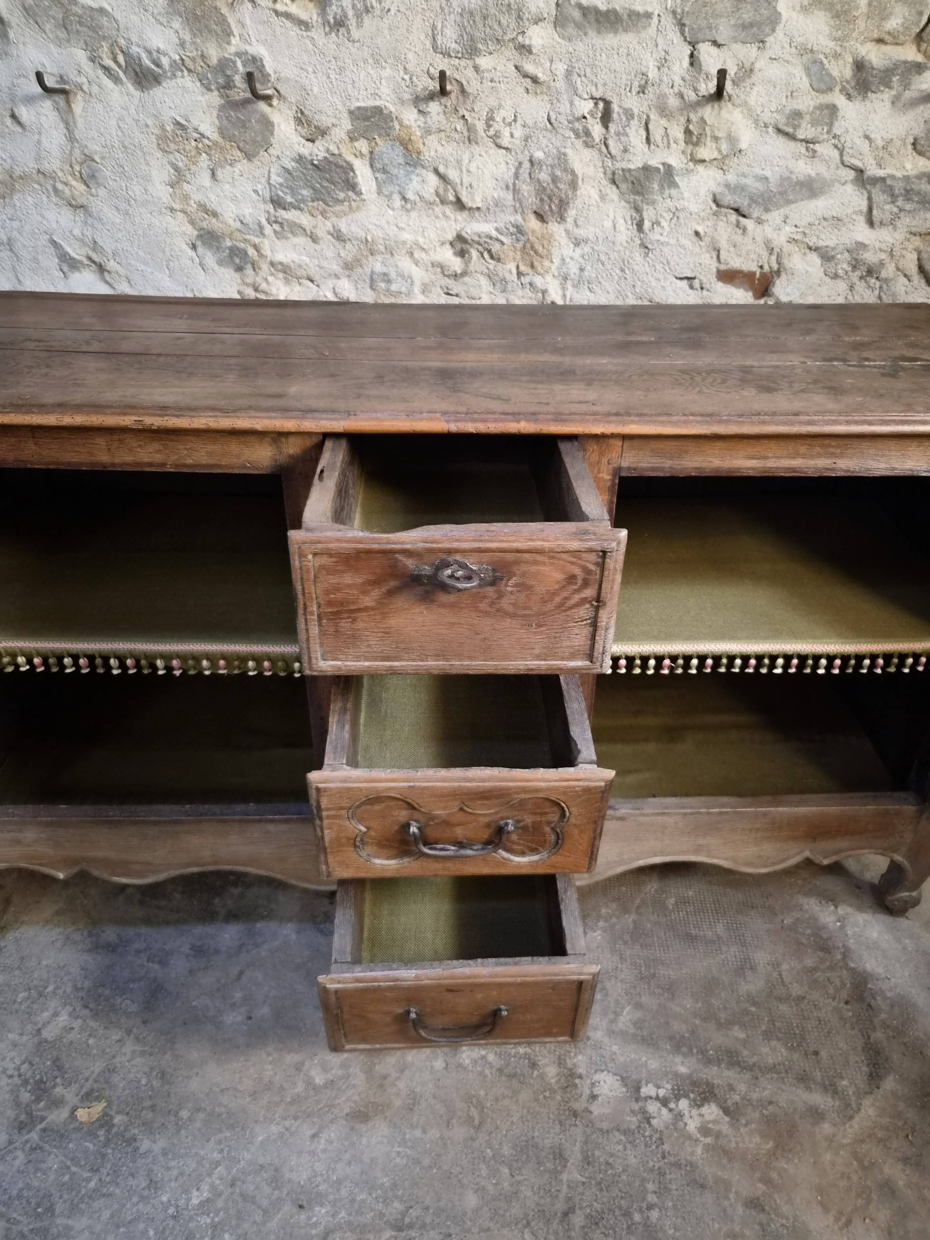 Grand oak buffet from the 18th century, Auvergne