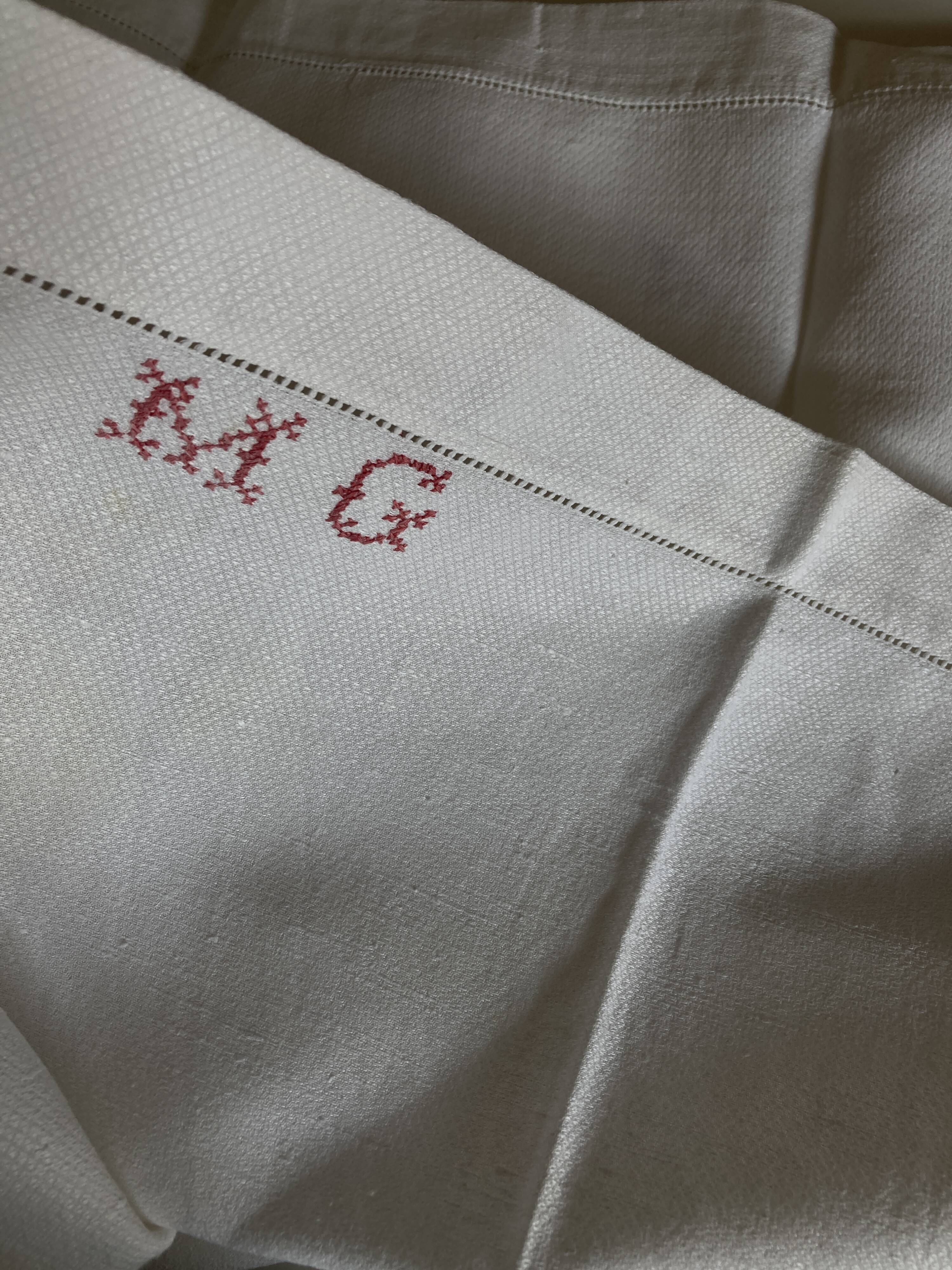 Set de 6 serviettes en lin caviar 1930 brodées MG rouge 65 x 85