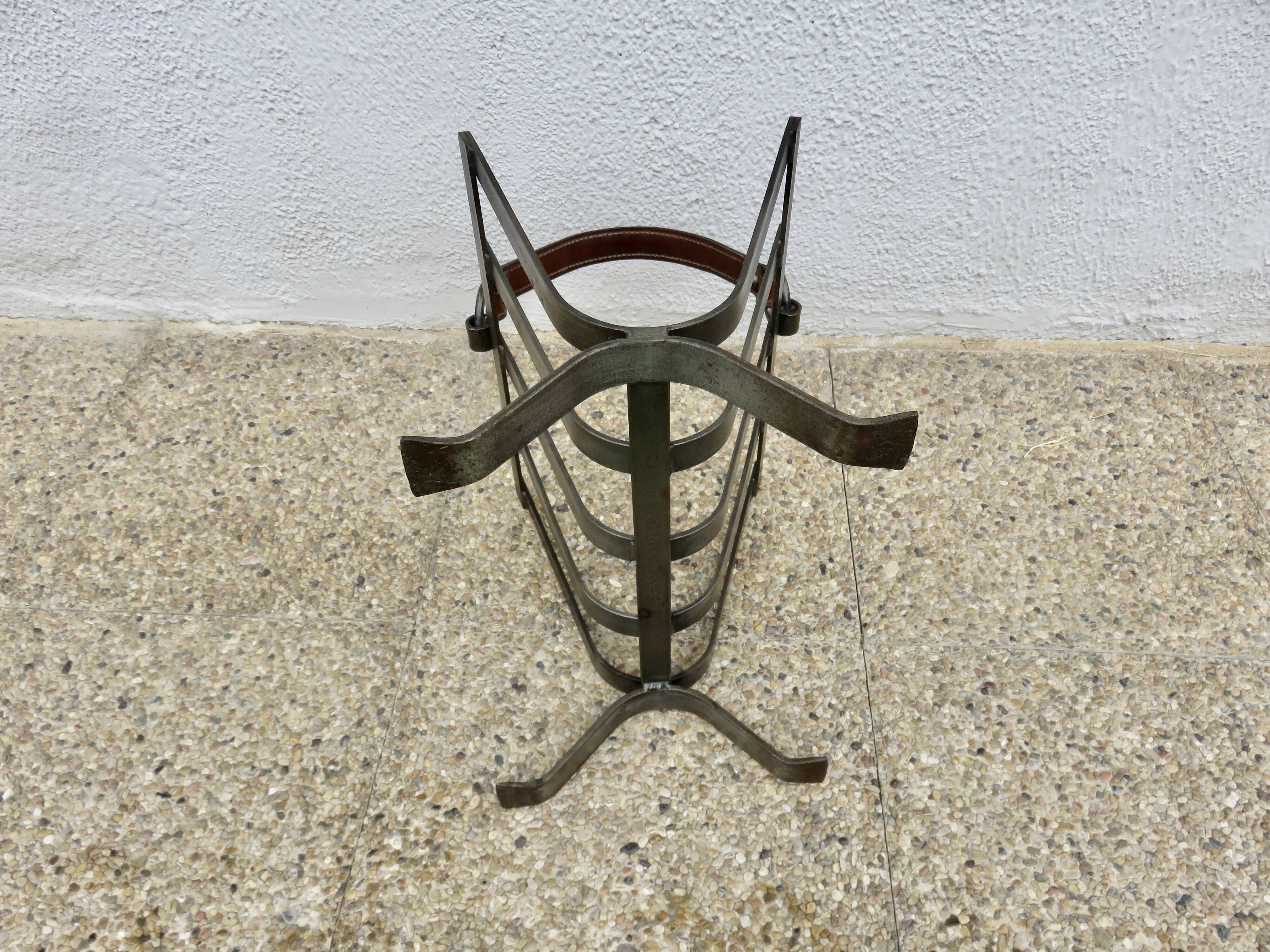 Porte revue en acier brut et cuir, dans le style de Jacques Adnet