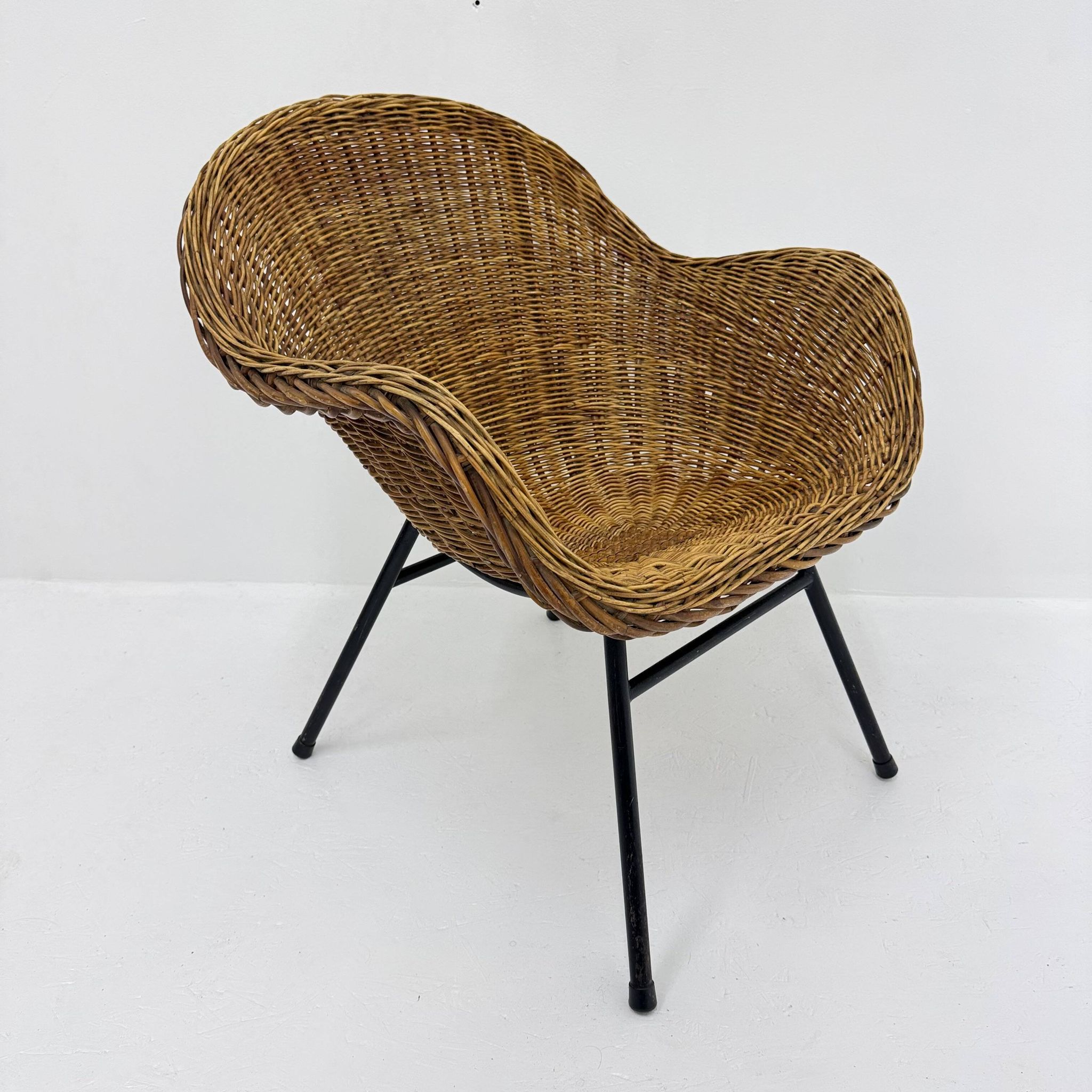 Chaise en osier de style mid-century, années 1950.