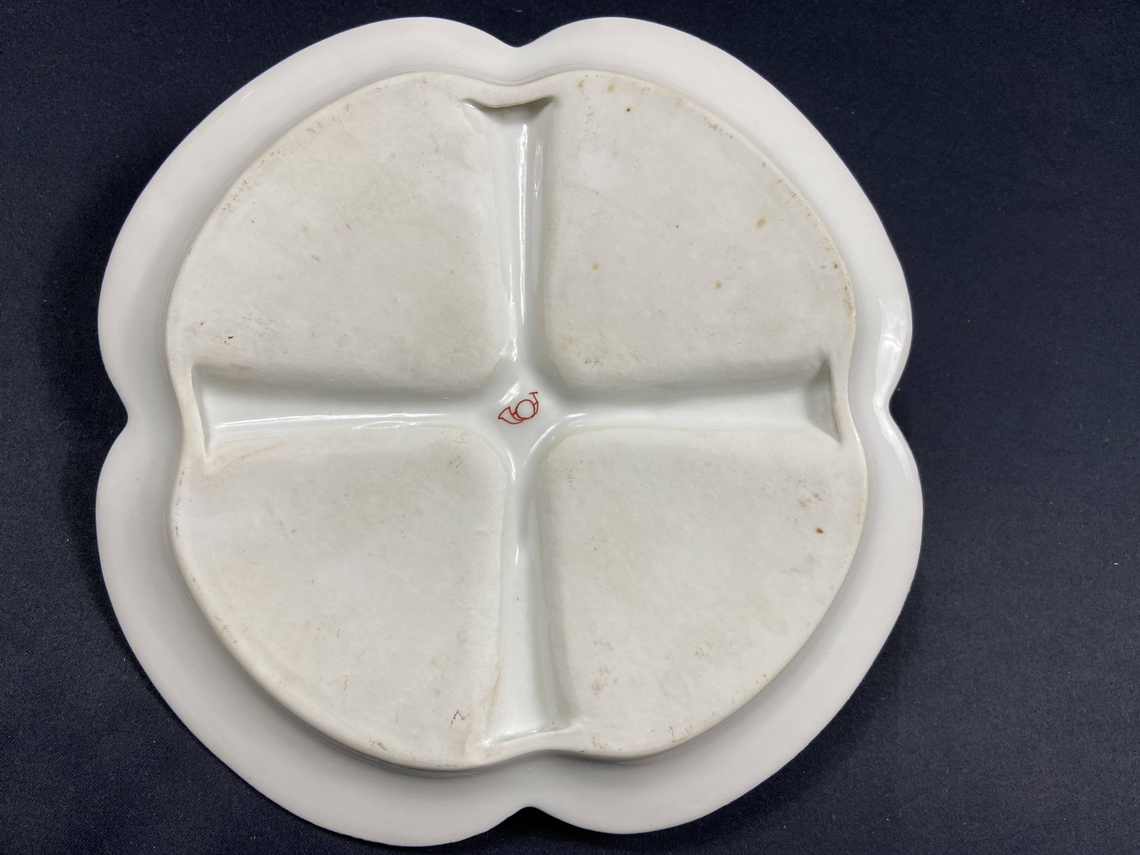 Four-lobed beggar worker's hors d'oeuvre in Chantilly porcelain, Japanese decor