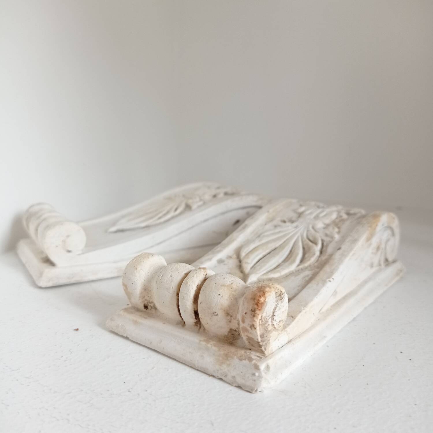 Set of 2 decorative plaster ornaments