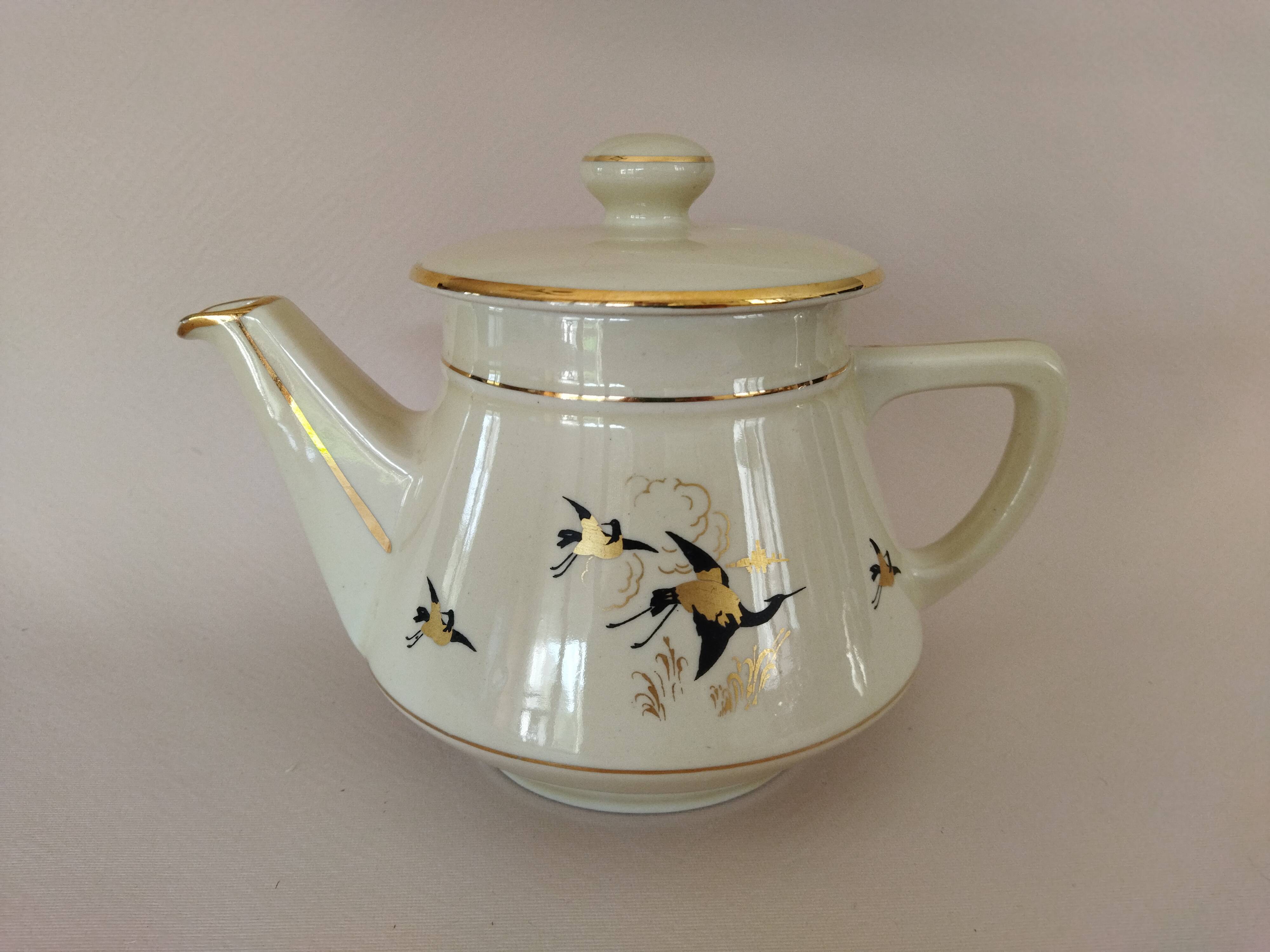 Salam pourer with Japanese motifs