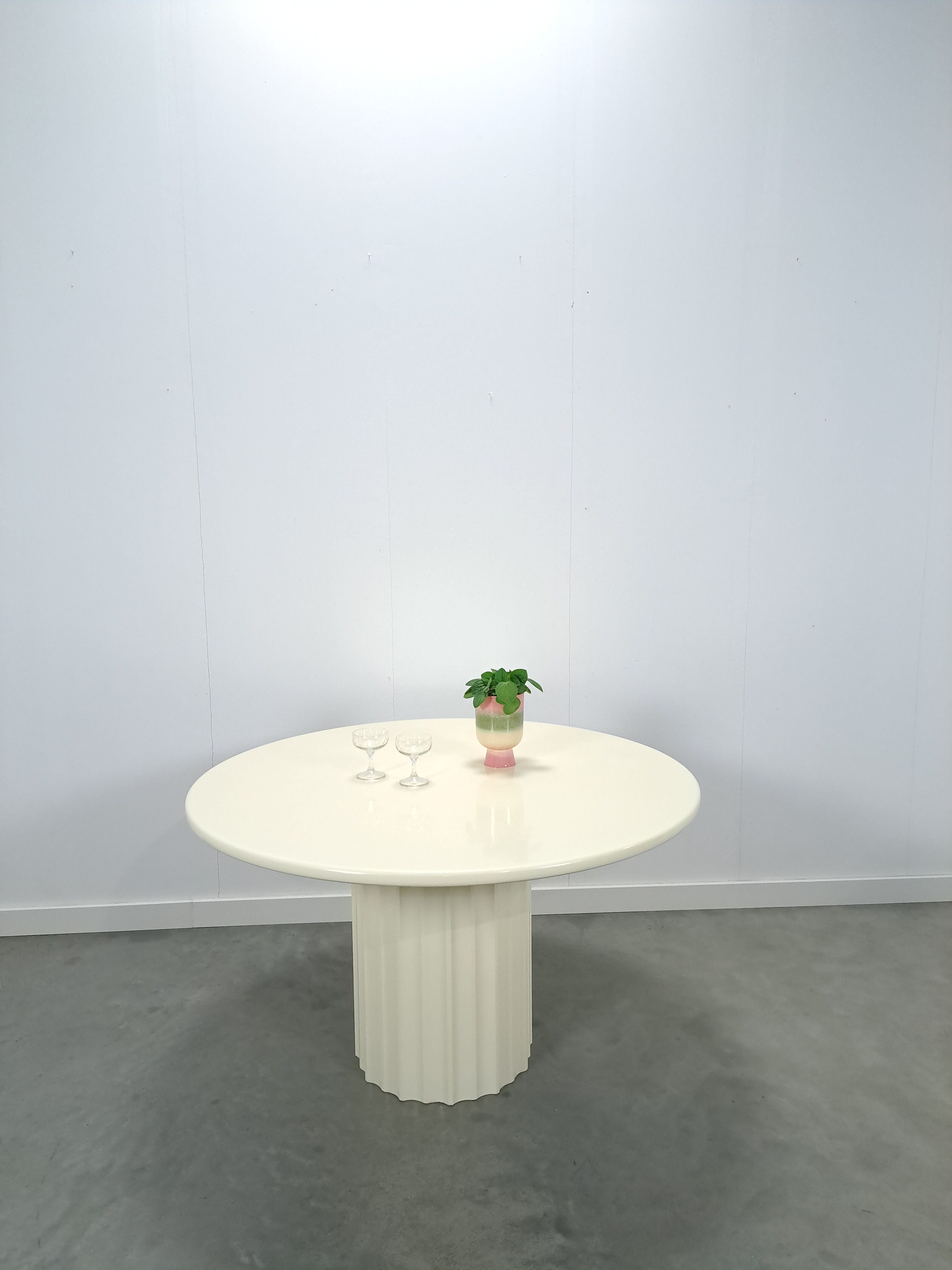 Ronde creme eettafel met geribbelde poot