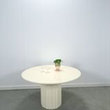 Ronde creme eettafel met geribbelde poot