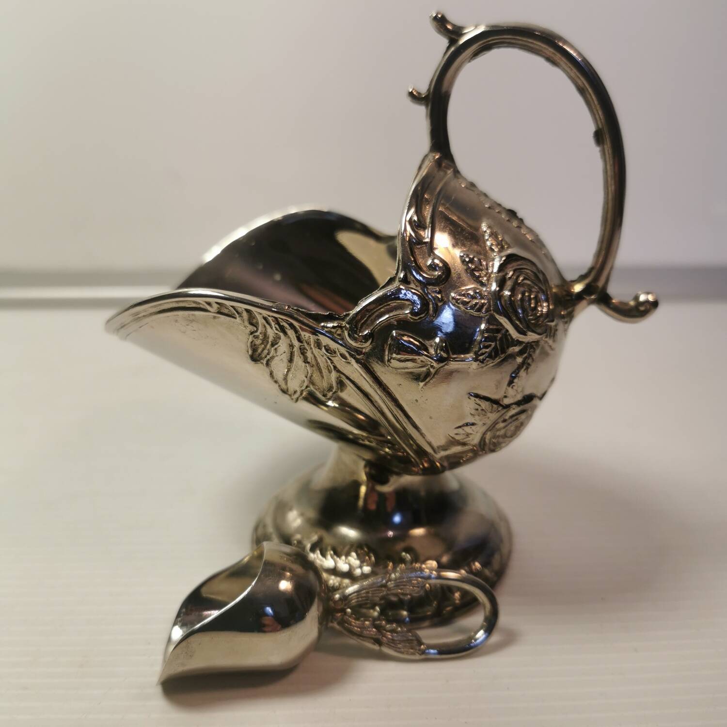 Sucrier en relief vintage argenté, motif roses et sa cuillère