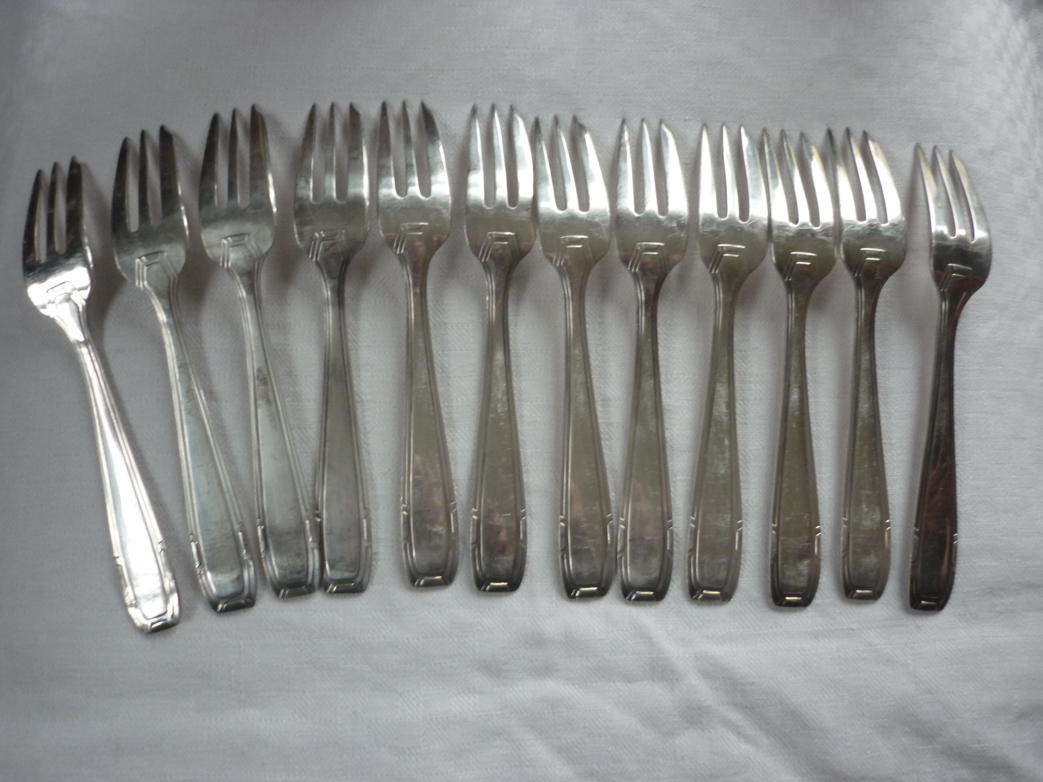 12 forks a silver metal cake