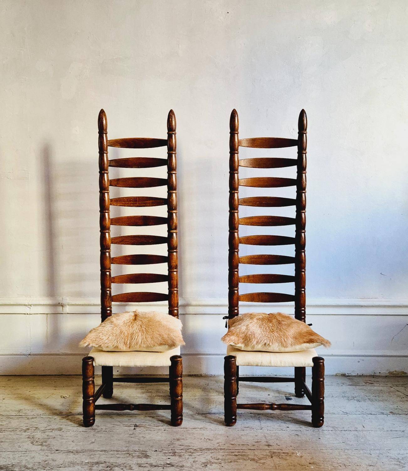 Paire de chaises espagnoles à dossier haut, datant du milieu des années 1900, avec des sièges en peau de chèvre et en lin.