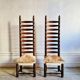 Paire de chaises espagnoles à dossier haut, datant du milieu des années 1900, avec des sièges en peau de chèvre et en lin.