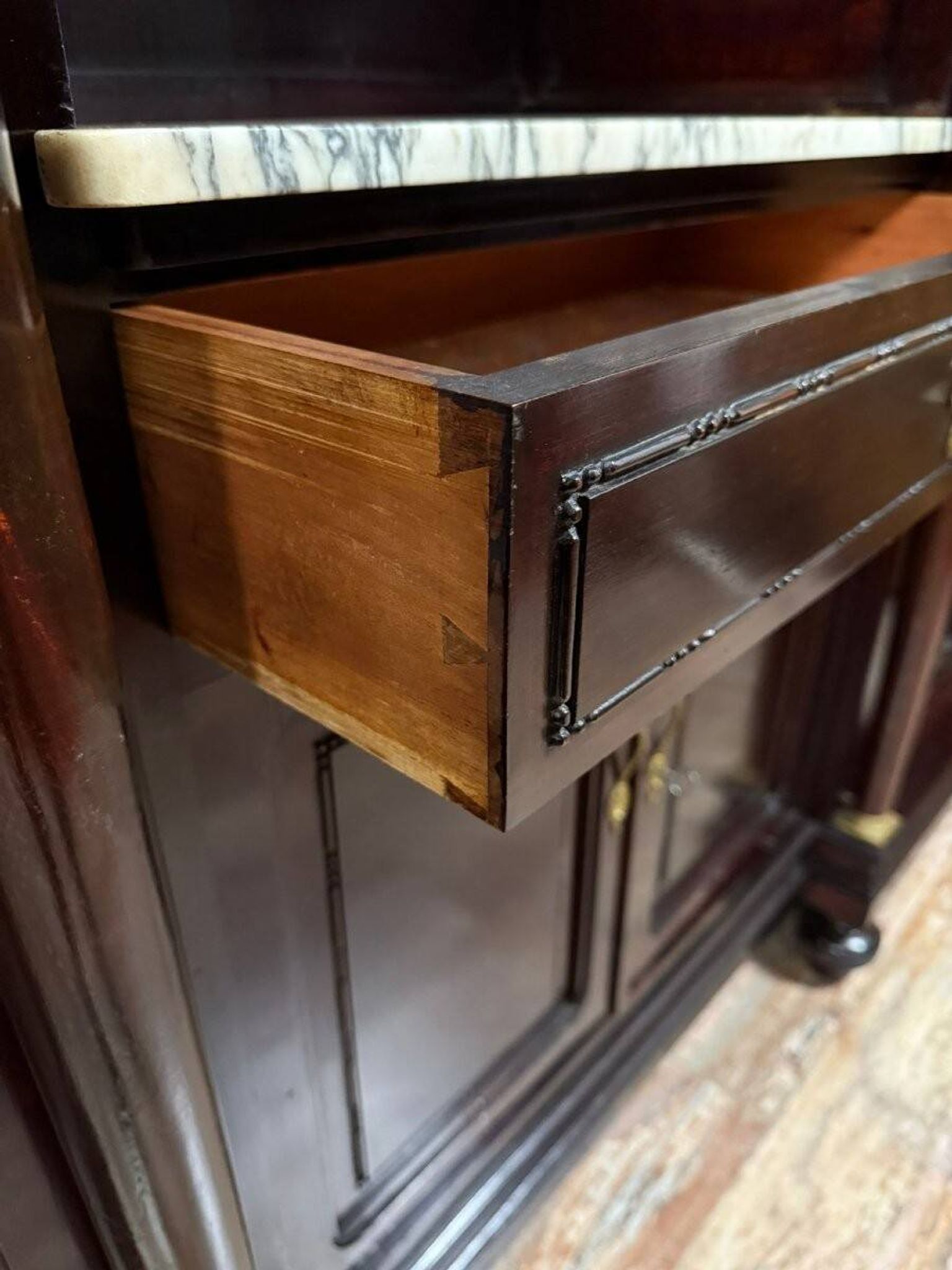 Large Empire-style display cabinet in mahogany from the late 19th century.