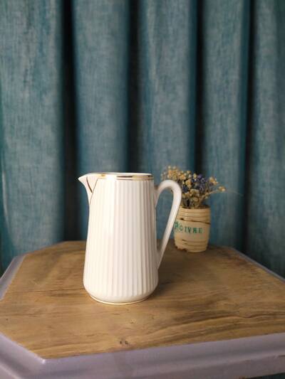 Small fluted white porcelain pot CNP