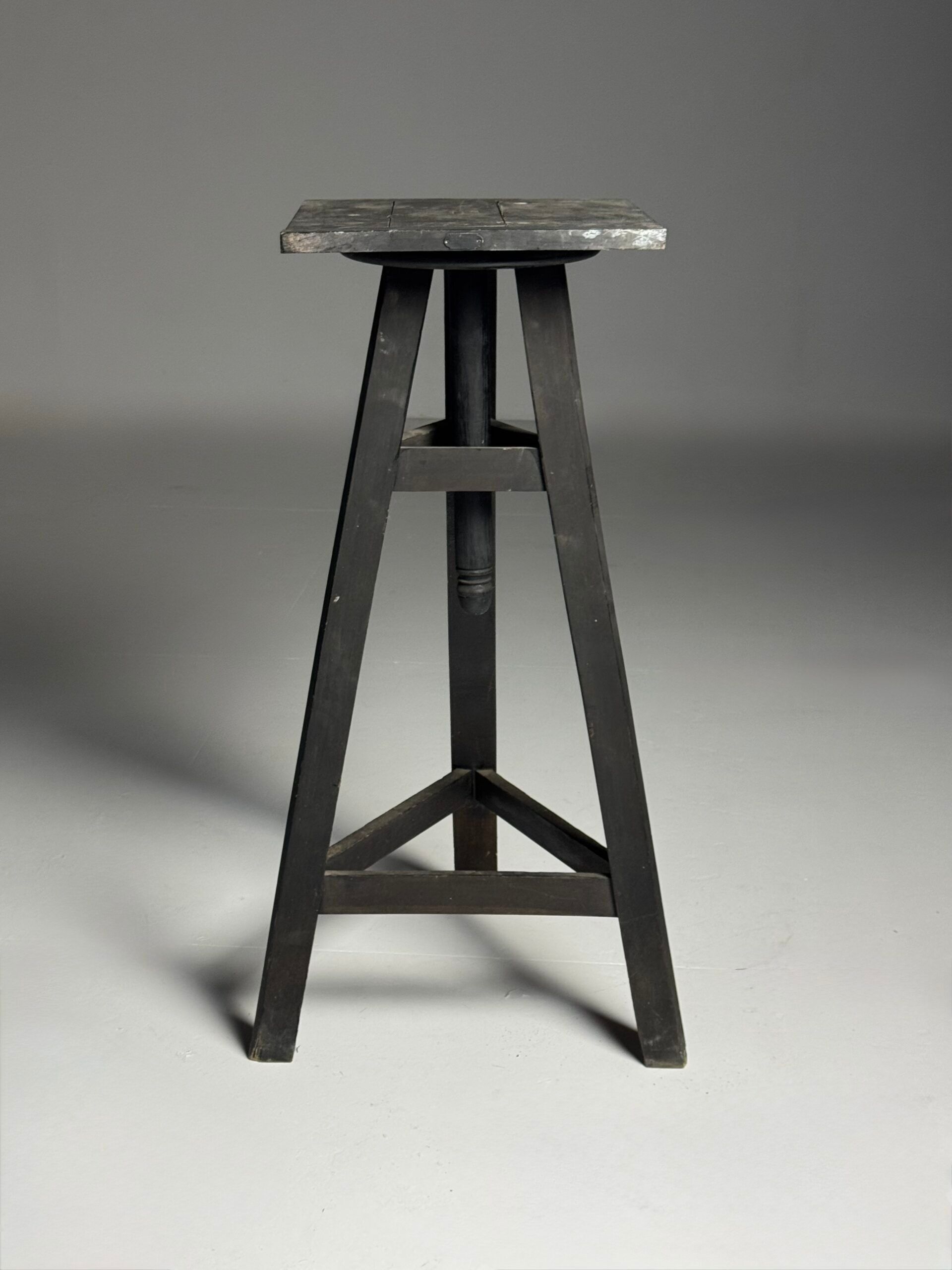 Sculpture stand antique black