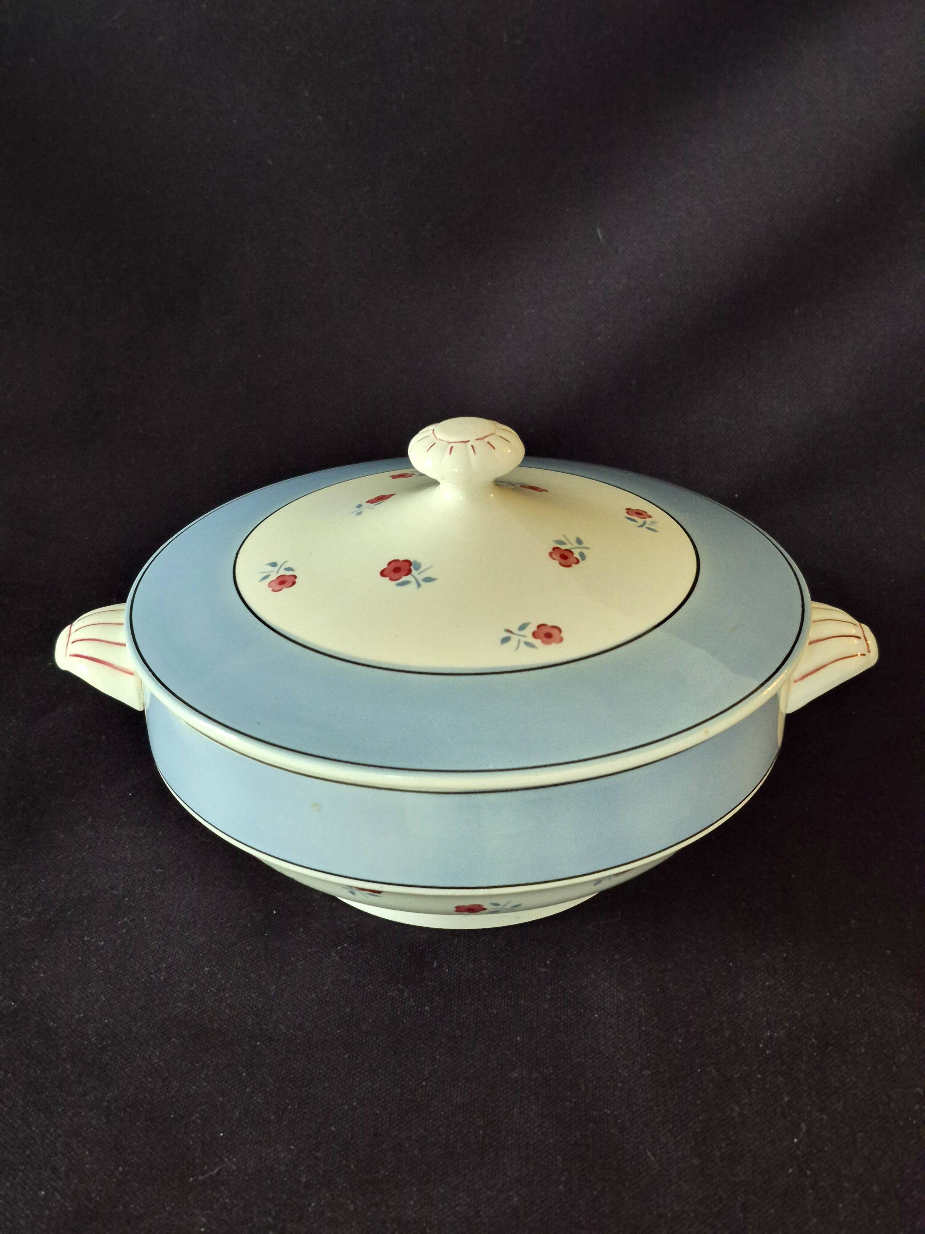 Vegetable dish (soup tureen) in Digoin Sarreguemines earthenware, model AIX A156.