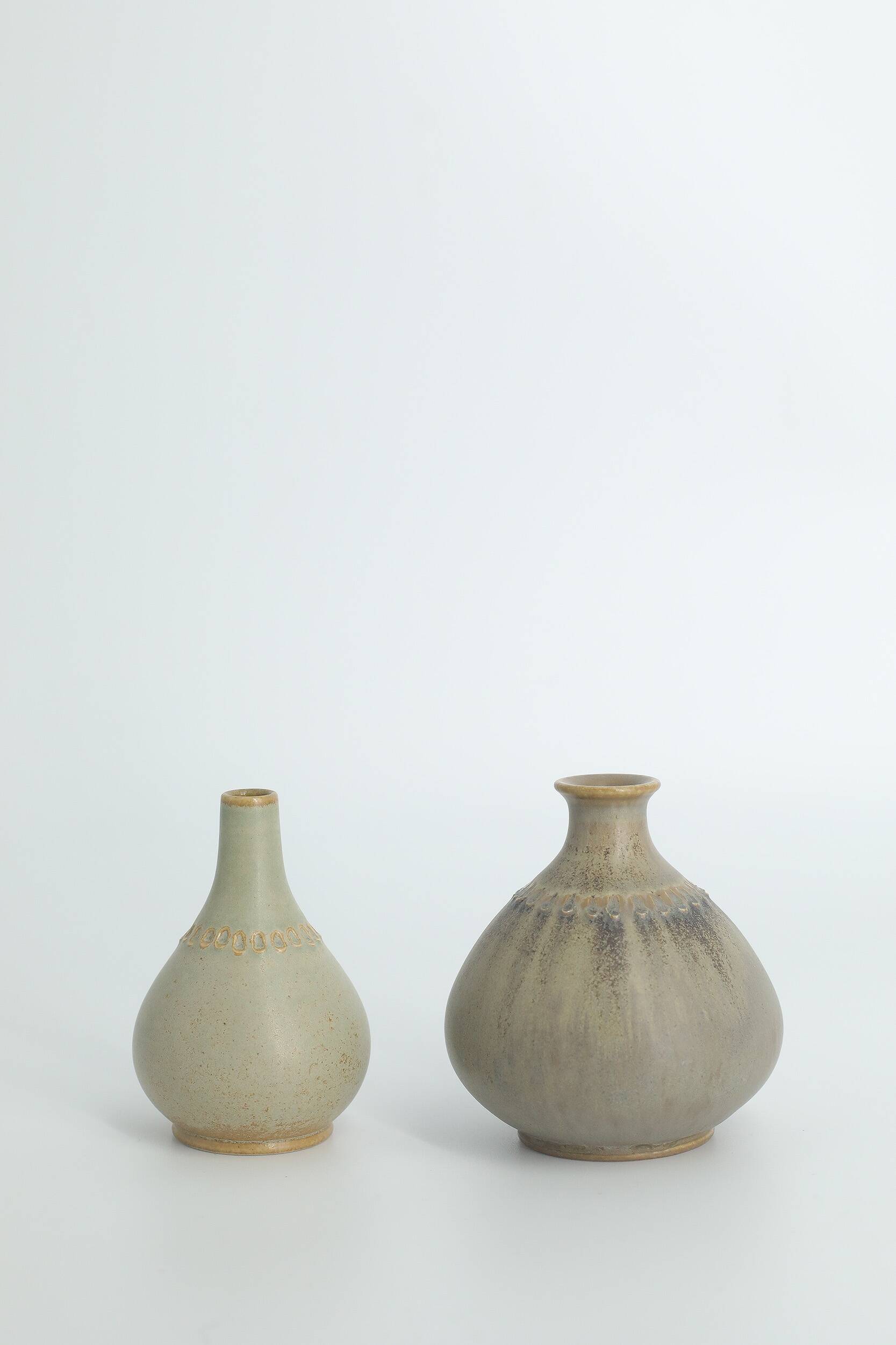 2 vases de scandinaves en grès pistache par Gunnar Borg