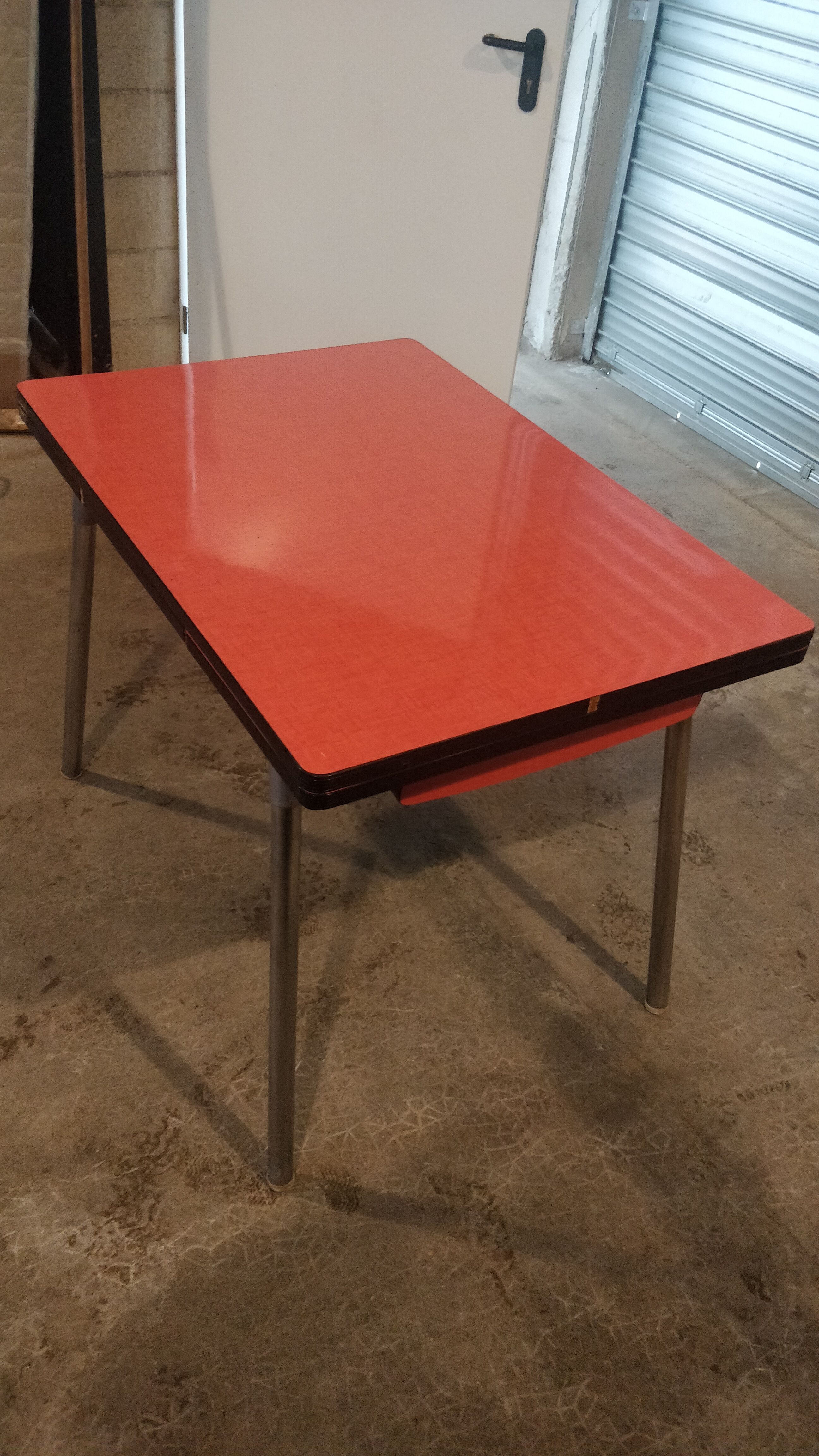 Table en formica framboise