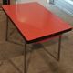 Table en formica framboise
