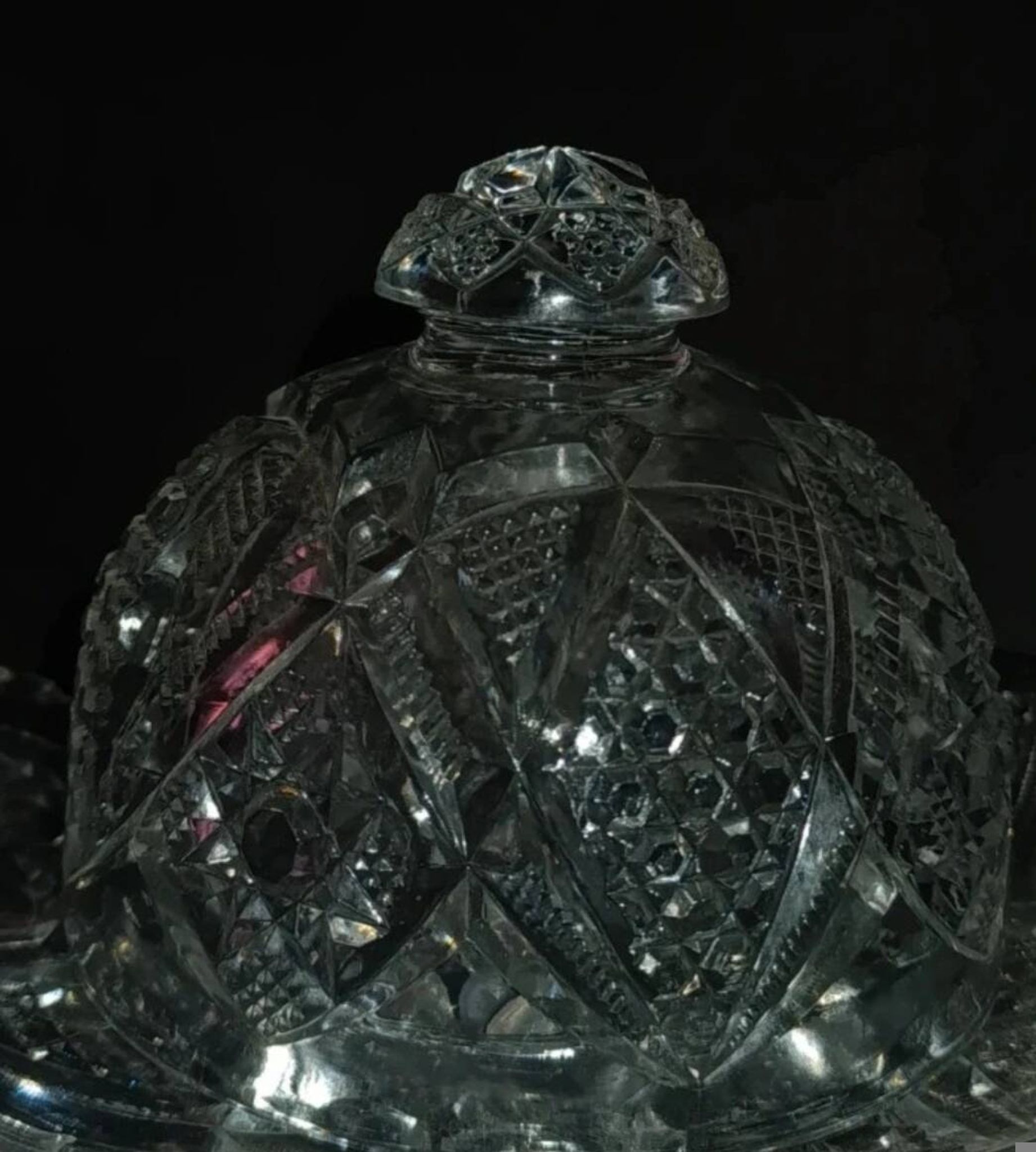Beurrier ancien en verre taillé
