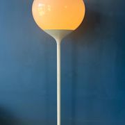 Lampadaire vintage blanc style Guzzini Space Age Mid-Century
