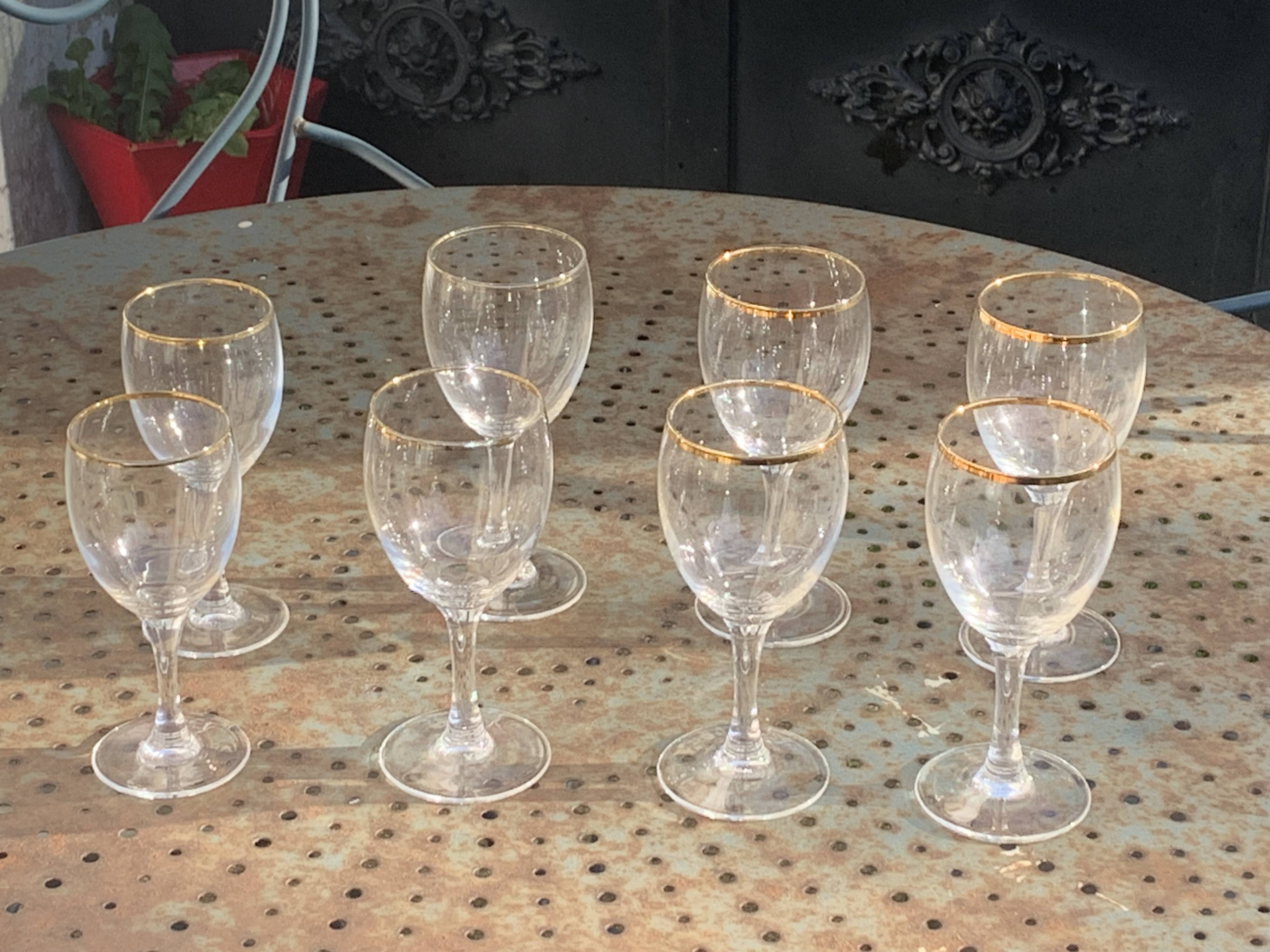 Lot consisting of 8 Arc France wine glasses, 5 large and 2 medium, transparent glass and gold edging