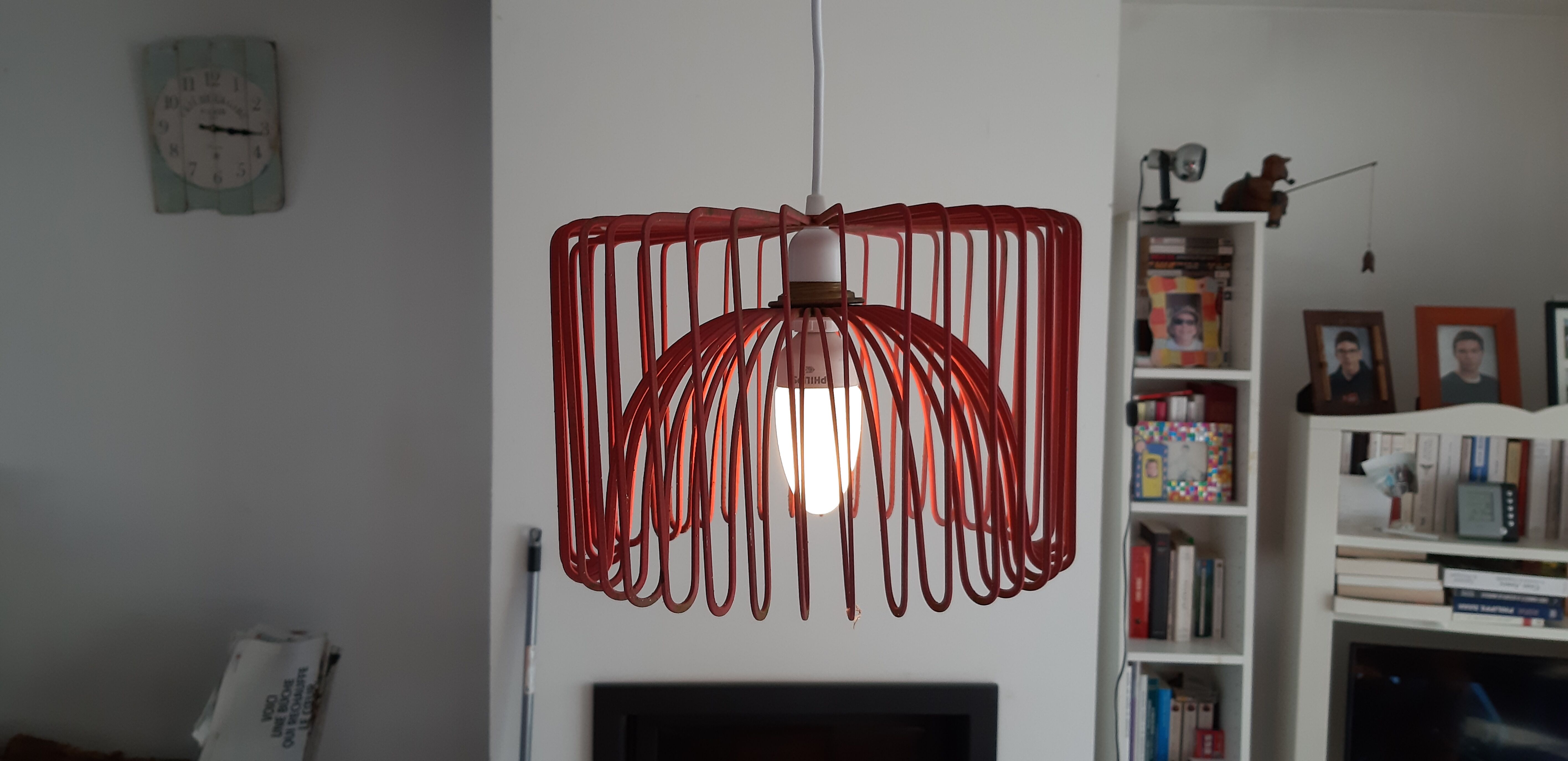 Suspension vintage metal red